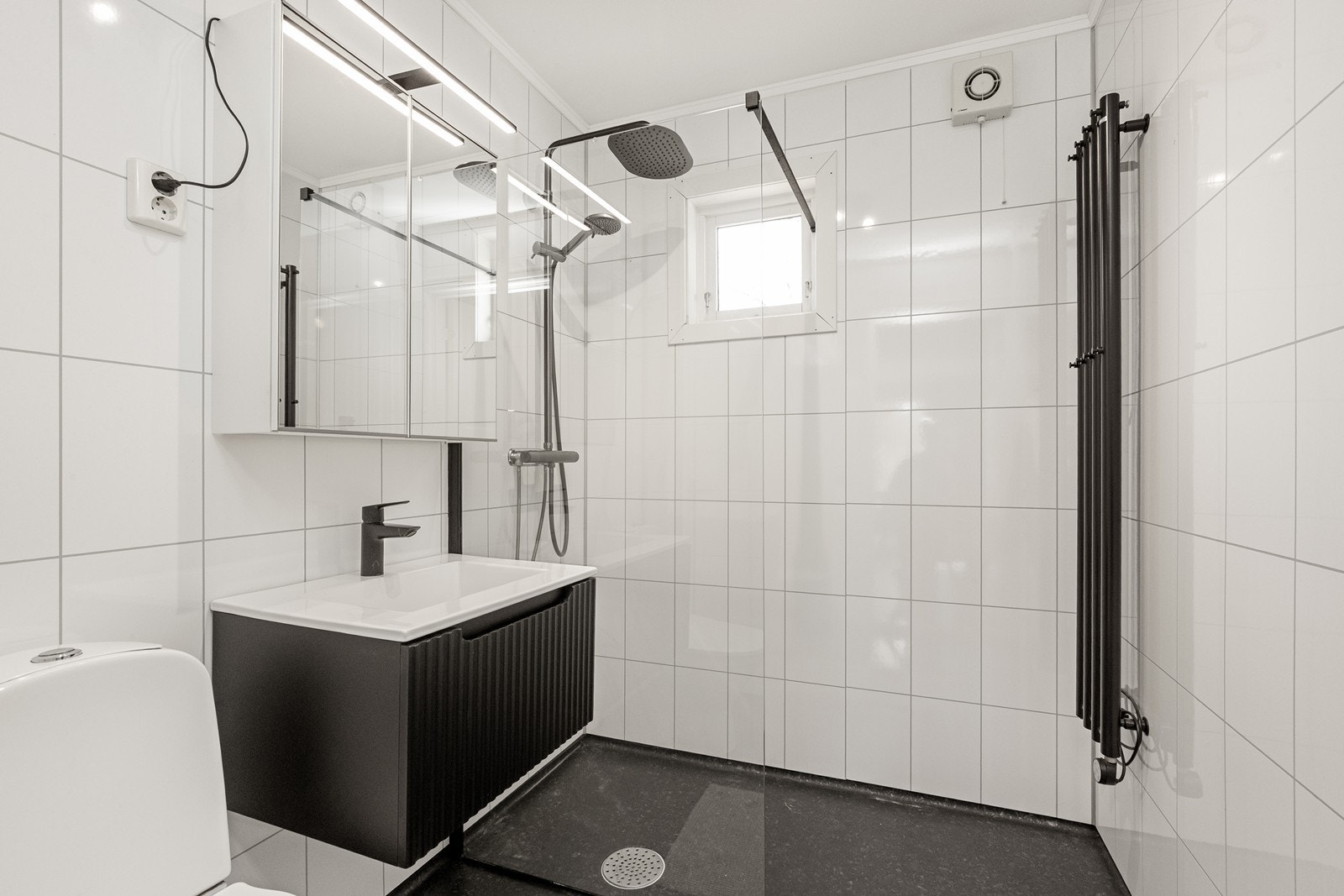 Badet er oppført med vinylbelegg på gulv og baderomspanel på vegger, og har elektriske varmekabler for komfort. Galleribilde