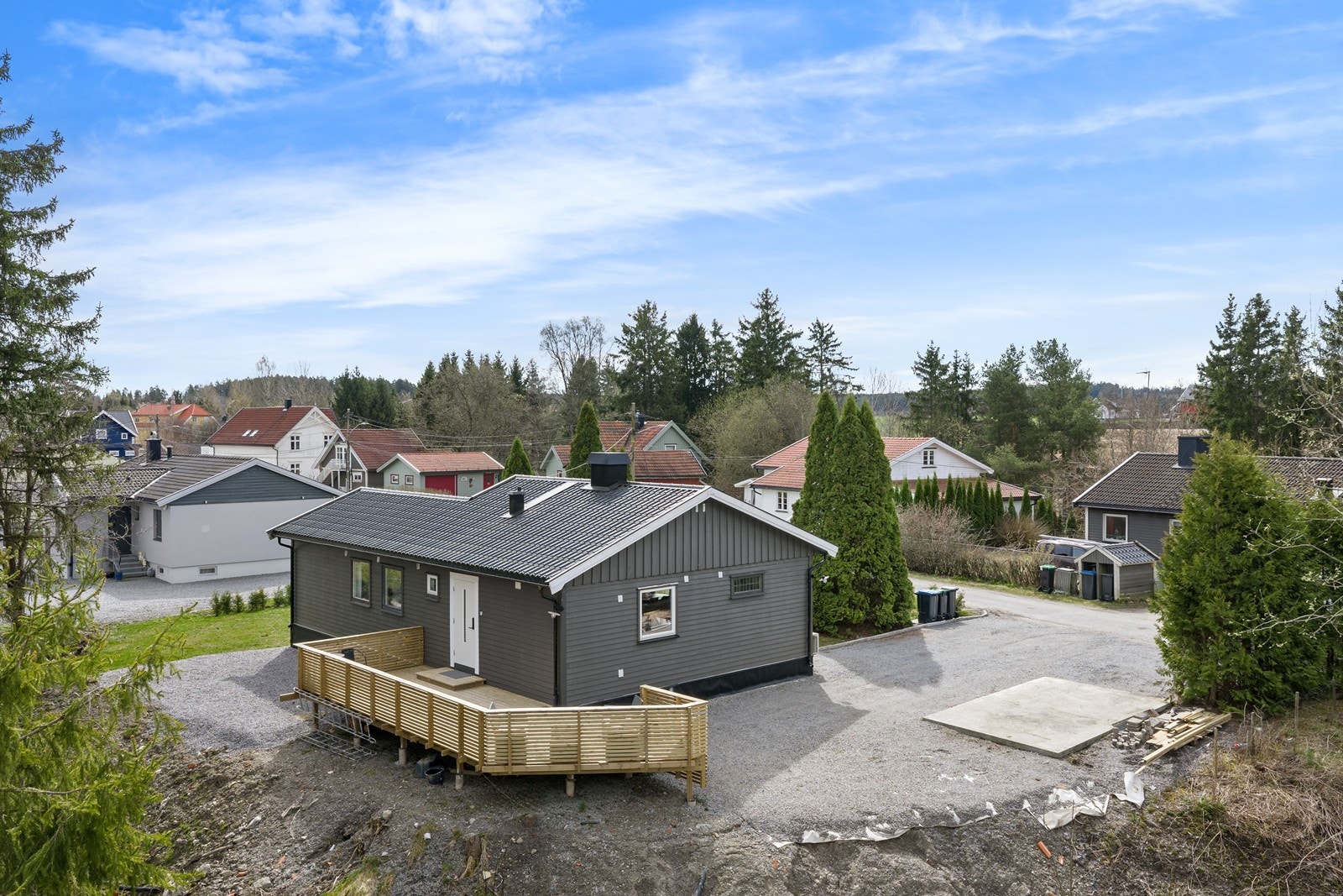 Tomten er planert og tilrettelagt med plen og beplantning. Galleribilde