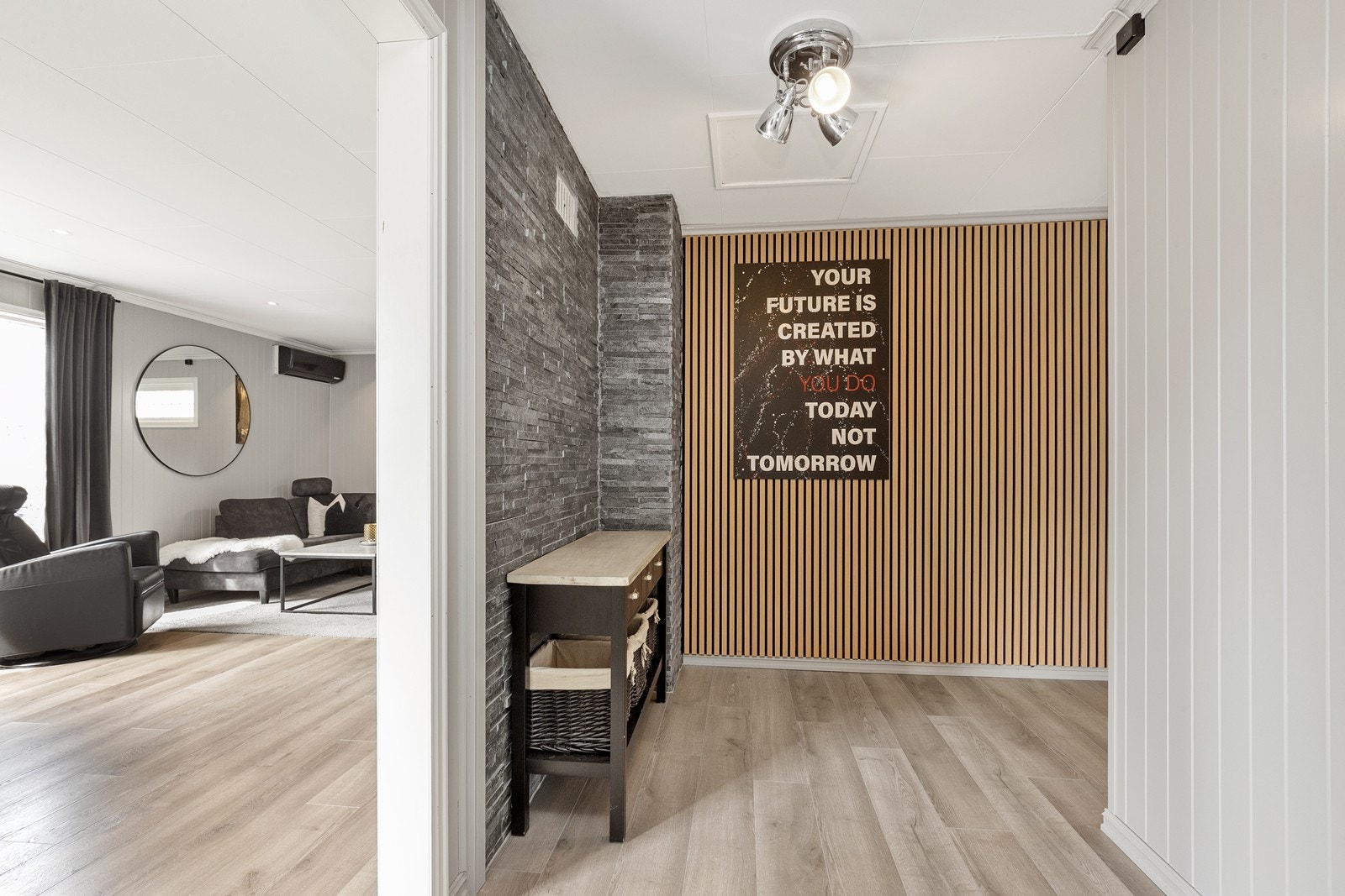 Innvendig vegg med spilepanel gir et moderne uttrykk og skaper visuell variasjon. Galleribilde