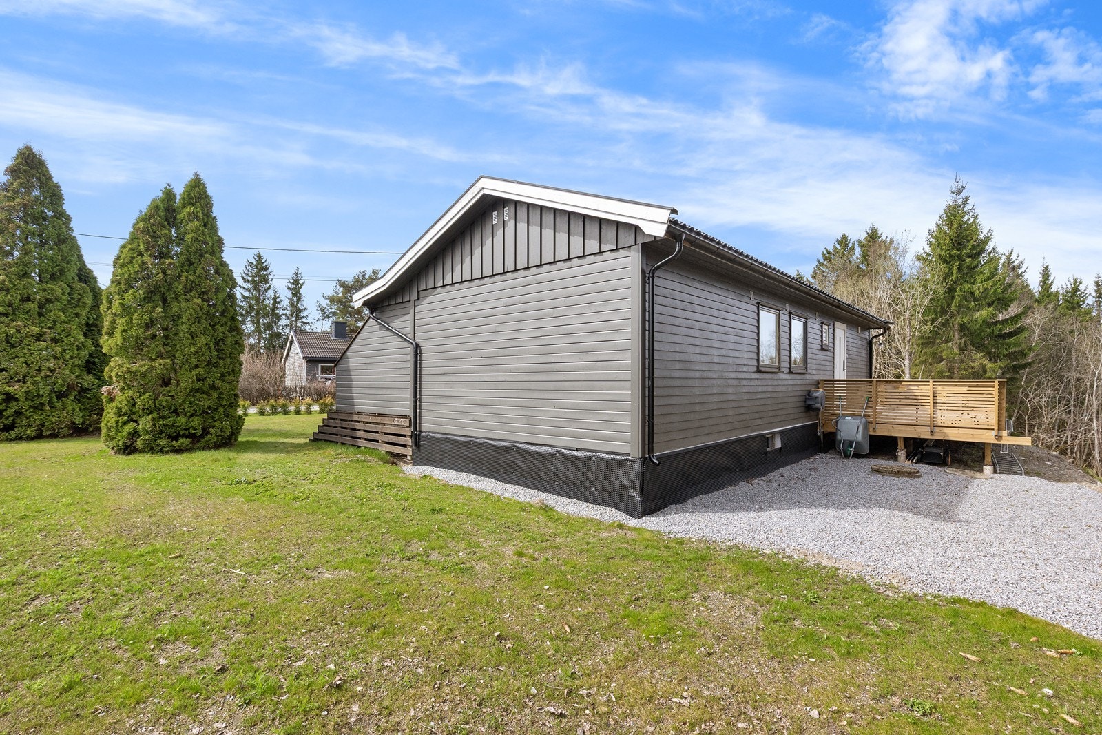 Gruslagt uteområde gir praktisk parkering og adkomst. Galleribilde