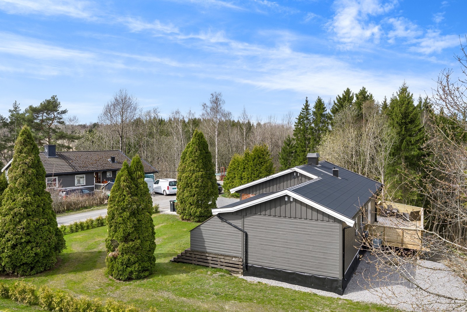 Ny terrasse ved inngangspartiet gir boligen et oppgradert uteområde. Galleribilde