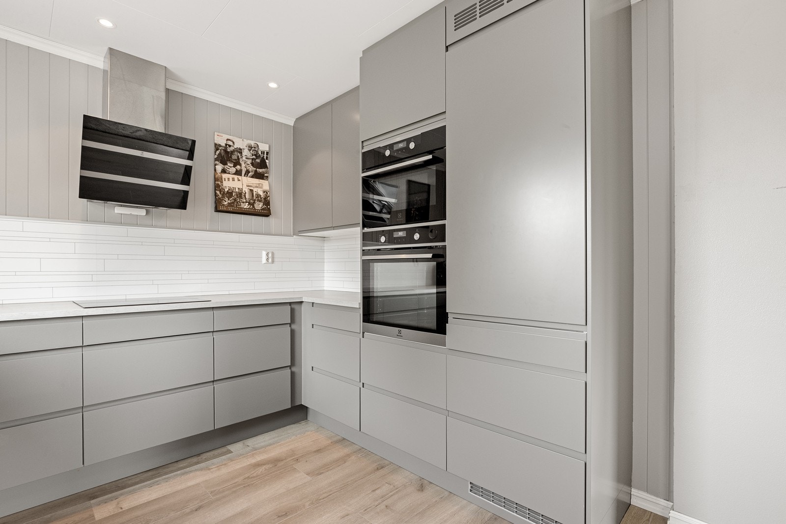 Kjøkkenet har integrerte hvitevarer og en ventilator fra Røroshetta. Galleribilde