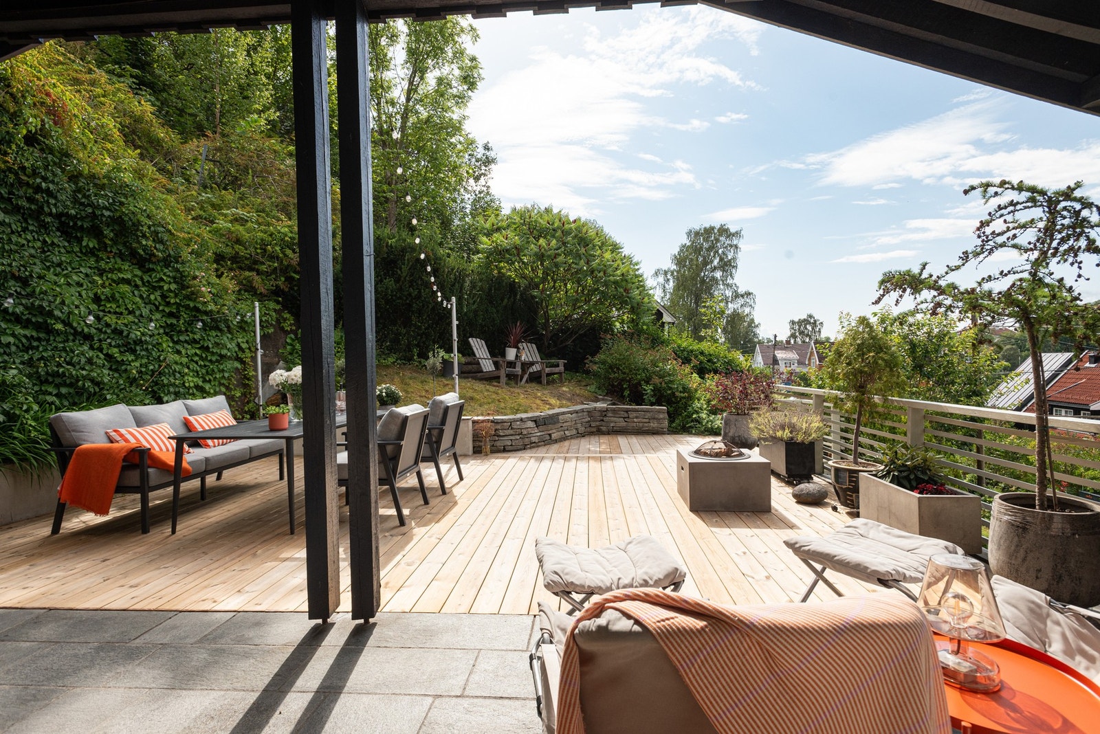 Terrasse med nye terassebord, nye bjelker og ny duk fra 2025 Galleribilde