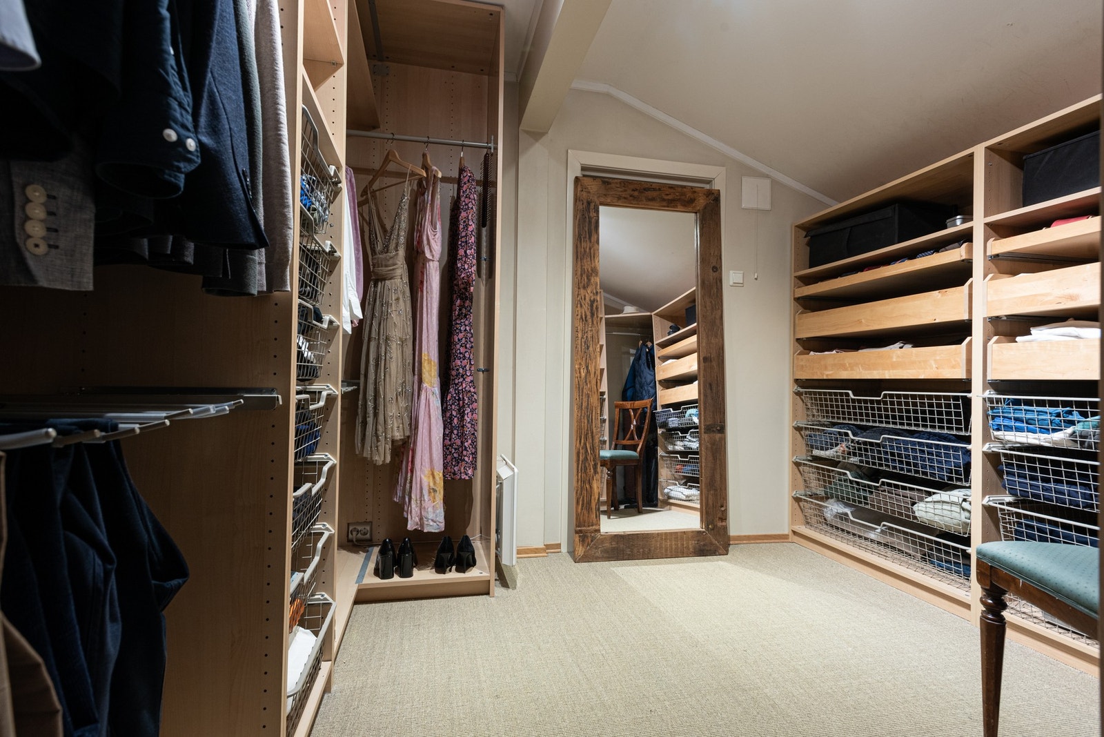 Walk-in garderobe ligger i tilknytning til hovedsoverommet Galleribilde