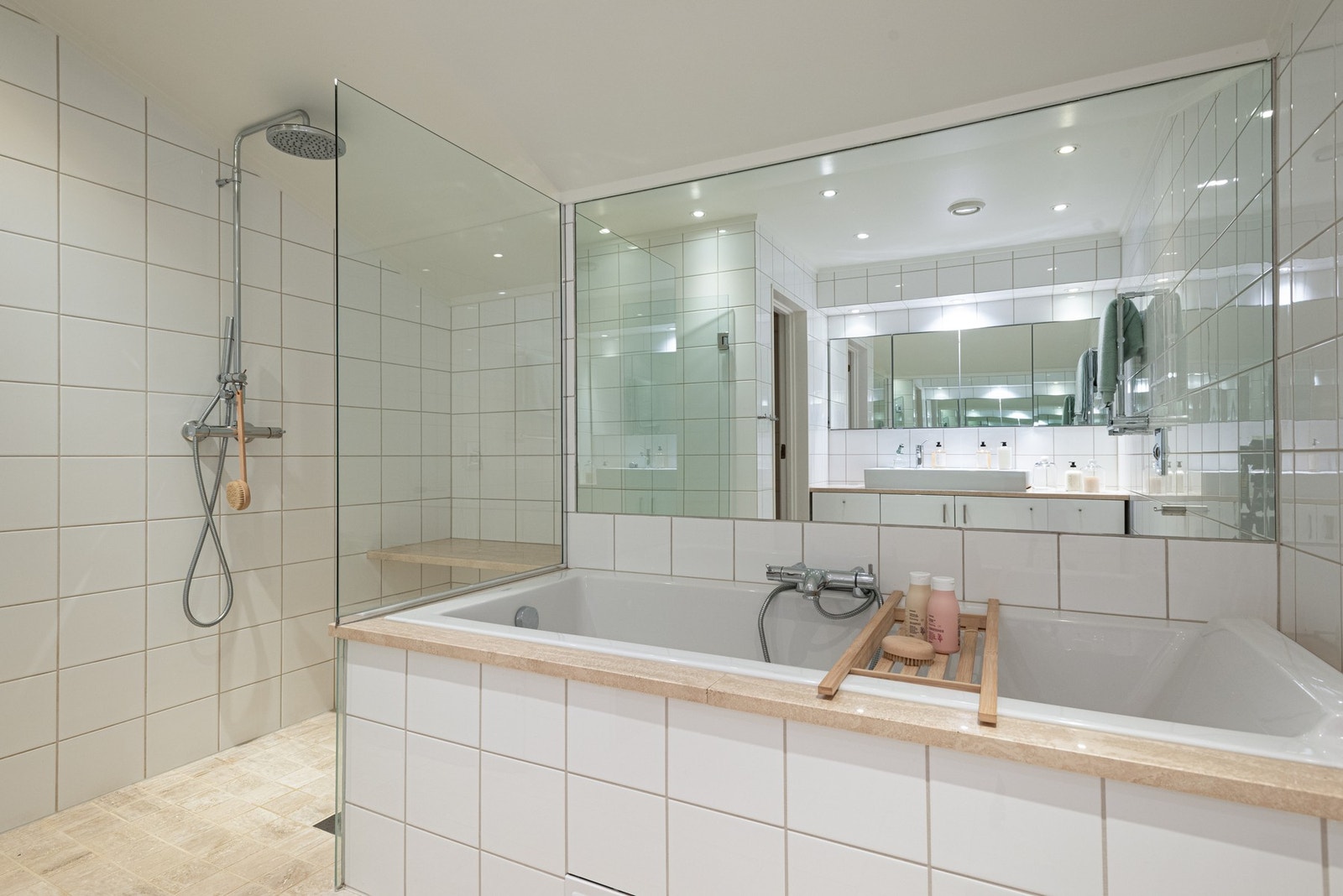 Her er både badekar og stor dusj Galleribilde