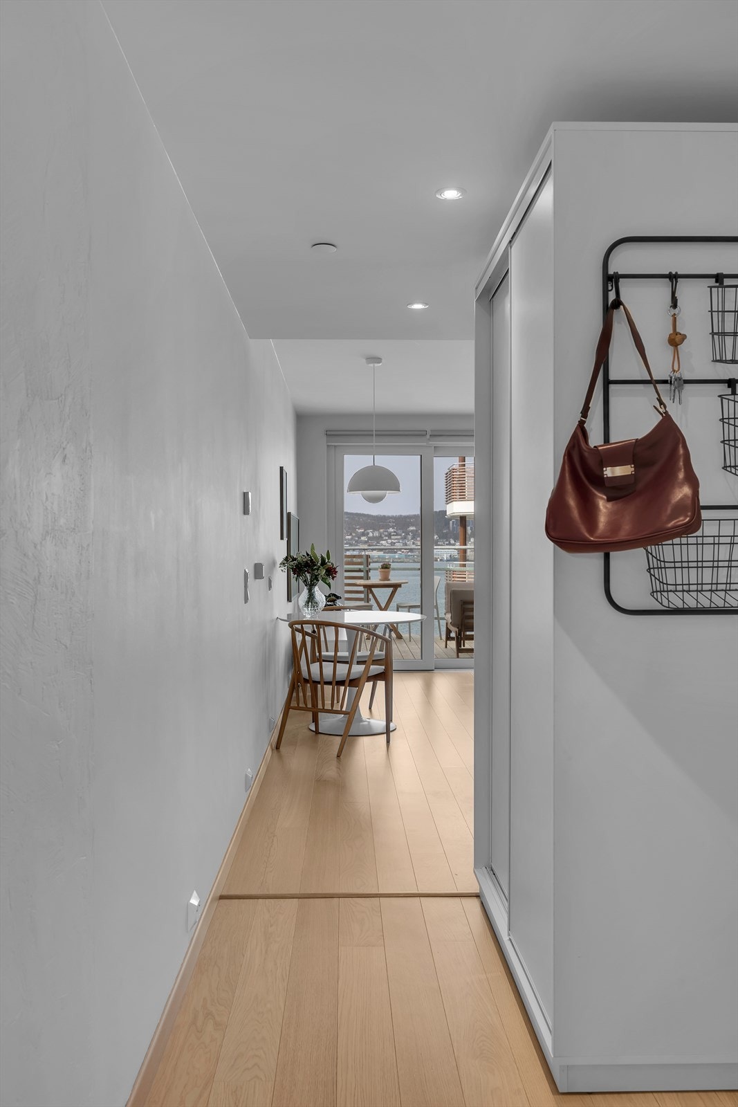 Skyvedørsgarderobe i gang Galleribilde