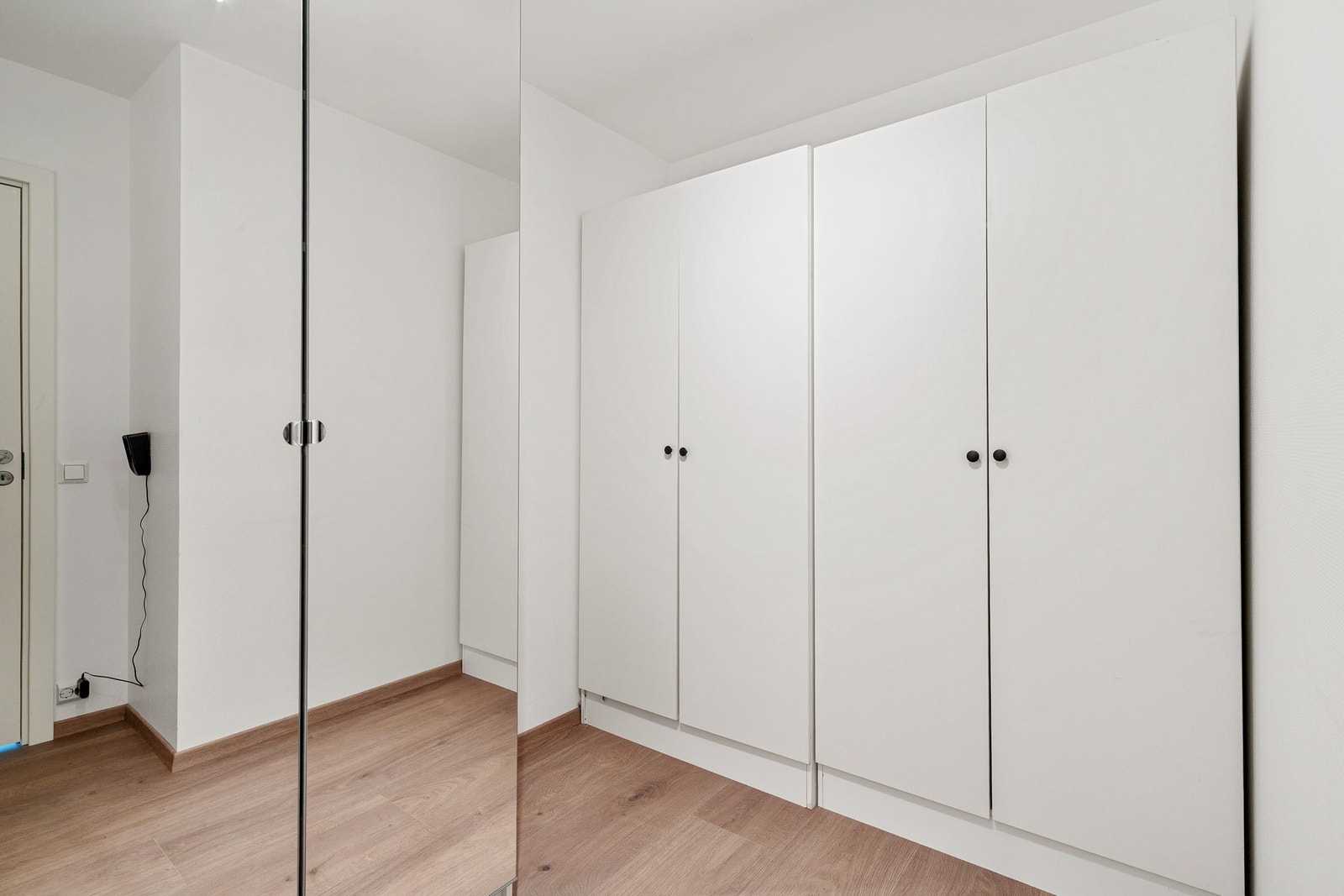 Man har i tillegg en meget romslig bod, her er det også god plass til en løsning for hjemmekontor ved behov. Galleribilde