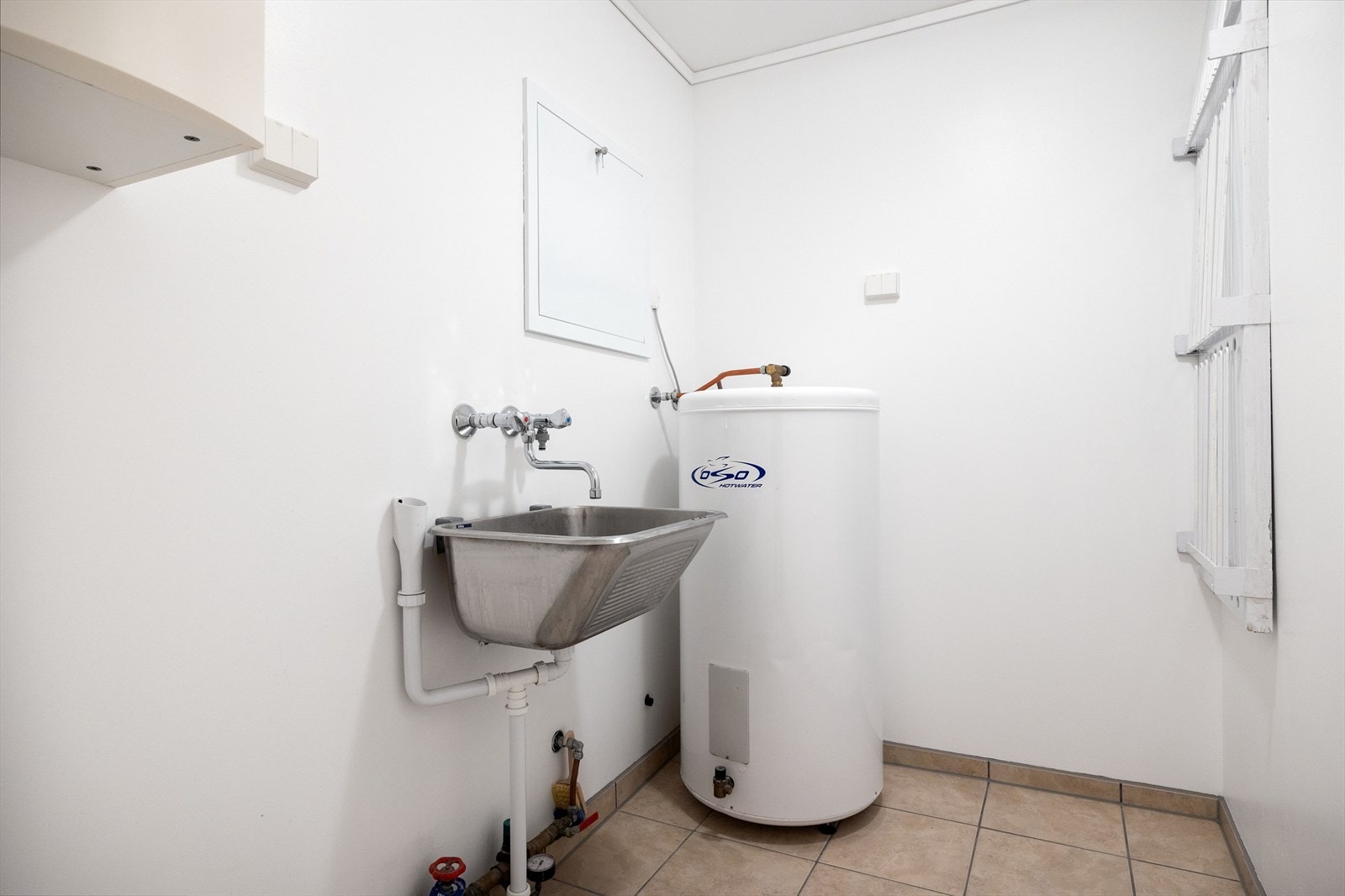 Vaskerommet ble oppgradert samtidig med badet, med nytt støpt gulv, ny sluk, rør-i-rør-system, nye vegger og flislagt gulv Galleribilde