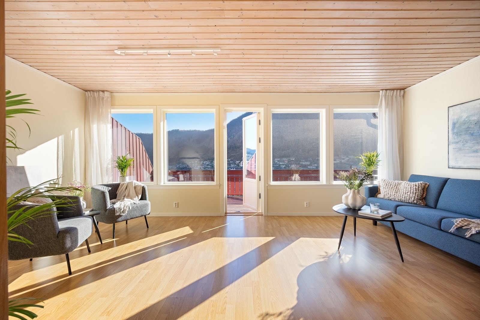 Fra stuen er det utgang til stor veranda på hele 54 m² Galleribilde