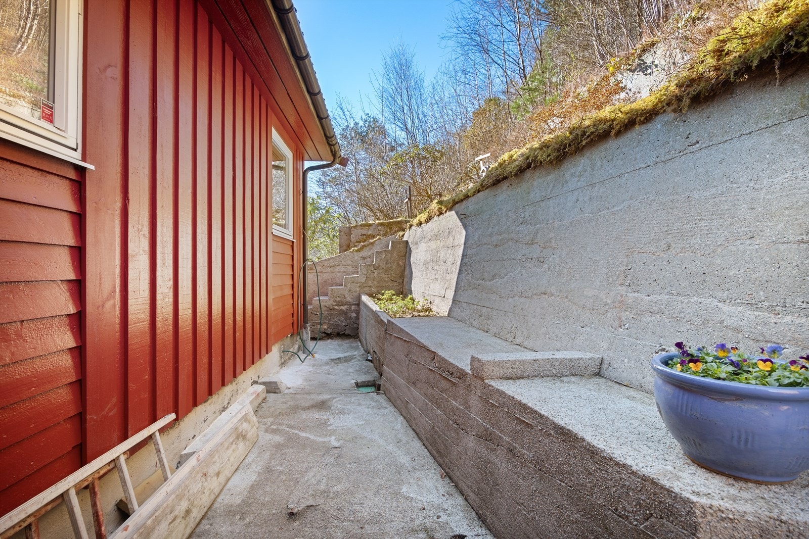 Støpt dekke og forstøtningsmur i bakkant av boligen med dreneringssluk til grunn Galleribilde