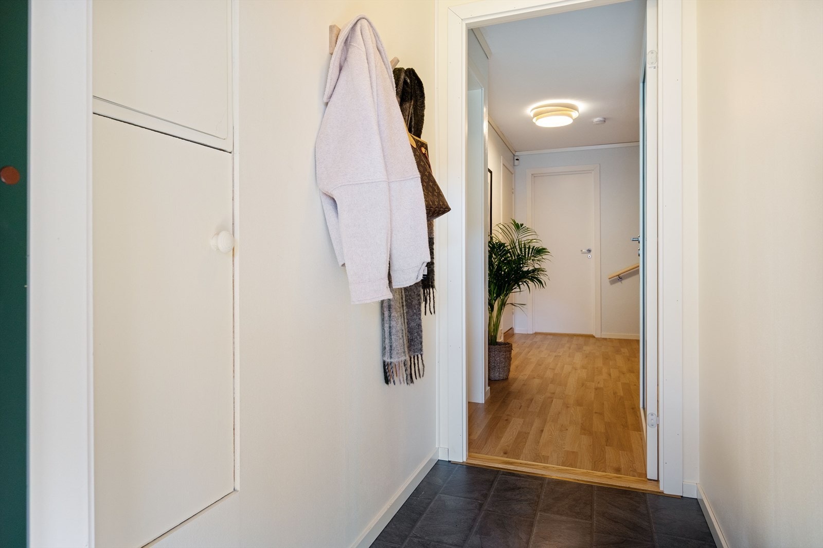 Entré med fliselaminat på gulv Galleribilde