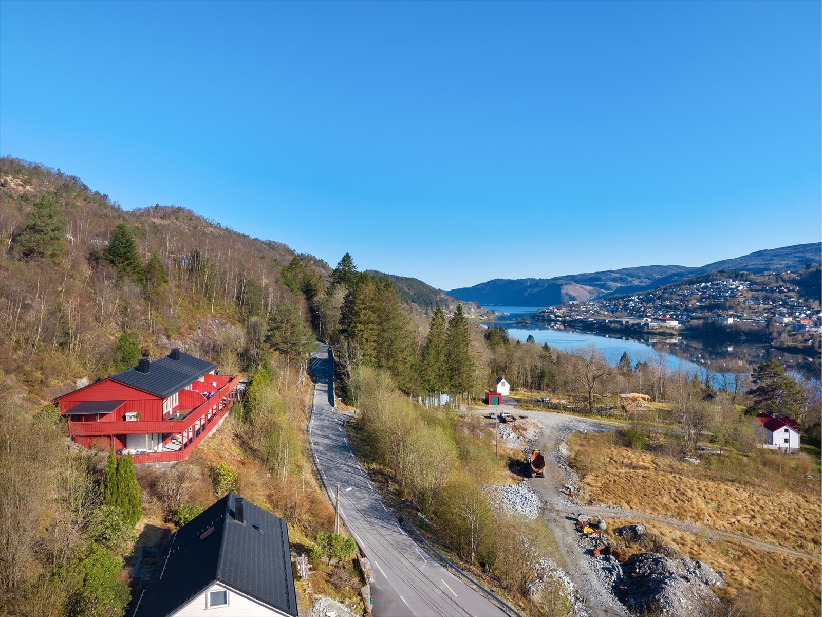 Sentral beliggenhet i Indre Arna. Flotte turmuligheter rett utenfor døren Galleribilde