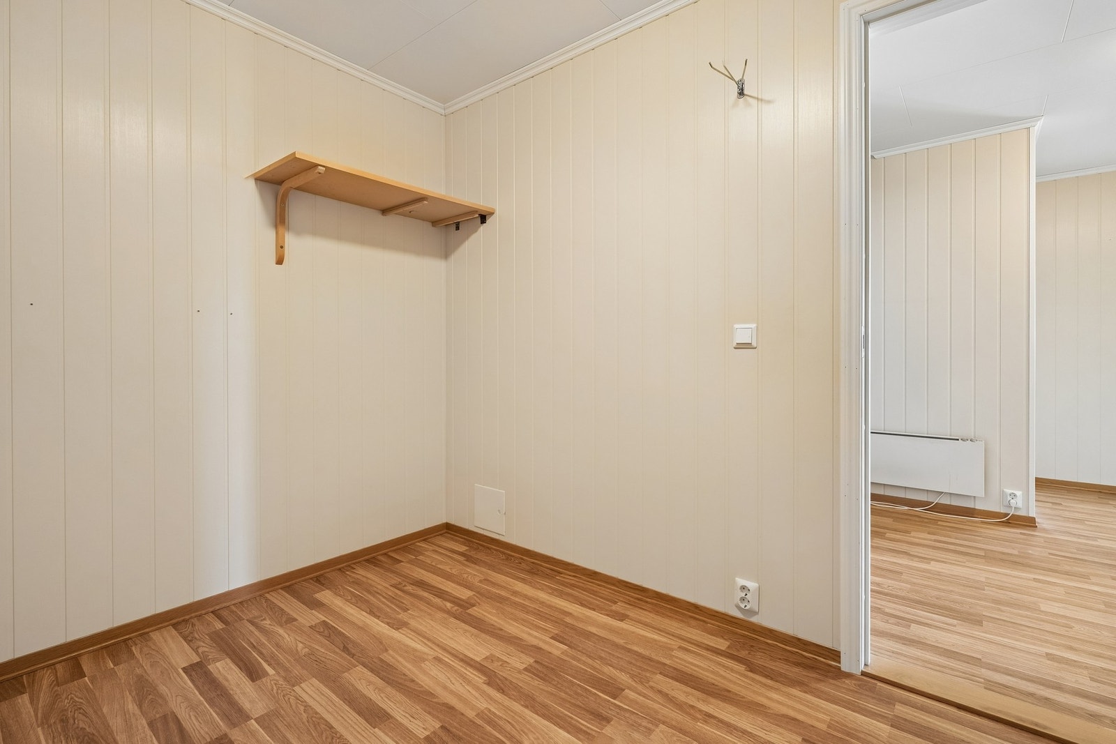 Stor bod med mange moglegheiter - perfekt til oppbevaring, walk-in closet, hobbyrom eller smart organisering Galleribilde