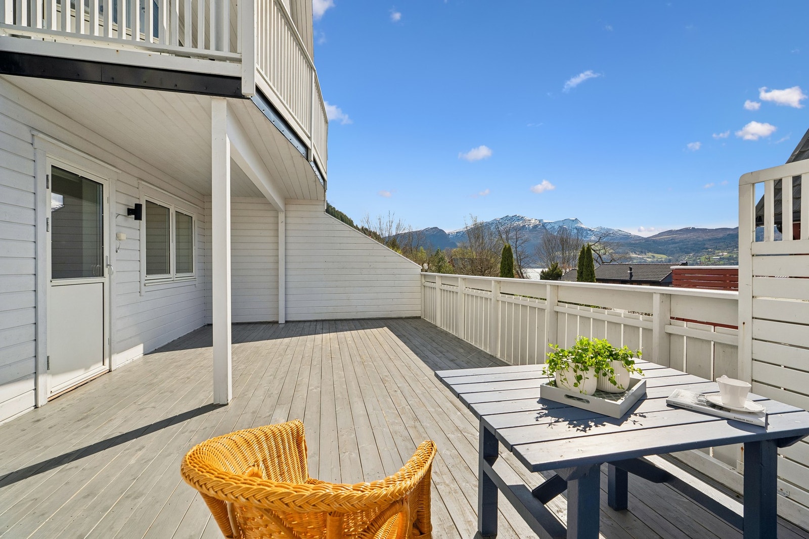 Stor dels overbygd terrasse med fine solforhold. Her er det god plass til fleire sitjegrupper, grill, solseng og anna utemøblement Galleribilde