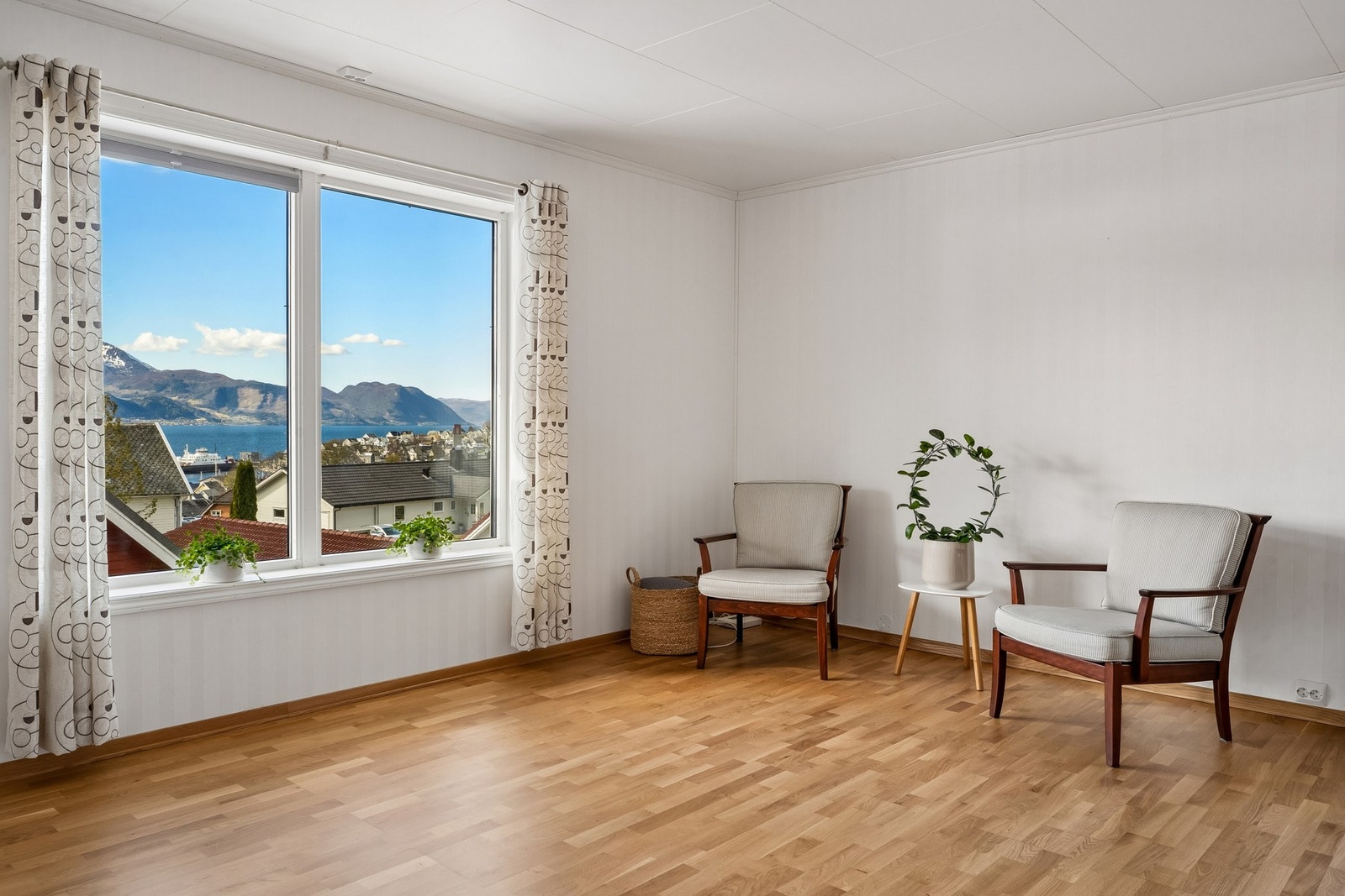 Moderne fin standard med lyse overflater og god planløysing. Flott utsikt mot sentrum og Voldsfjorden også frå stovevindauget Galleribilde