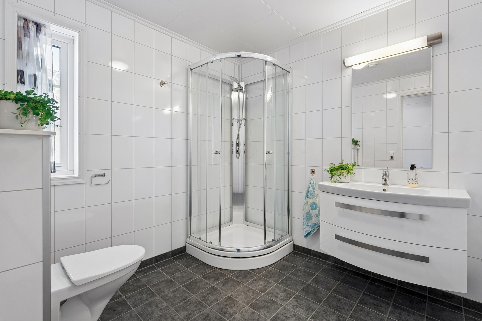 Det er 2 bad i bustaden, eit i kvar etasje. Badet i hovudetasjen ligg i tilknyting til inngangspartiet - praktisk og familievenleg Galleribilde