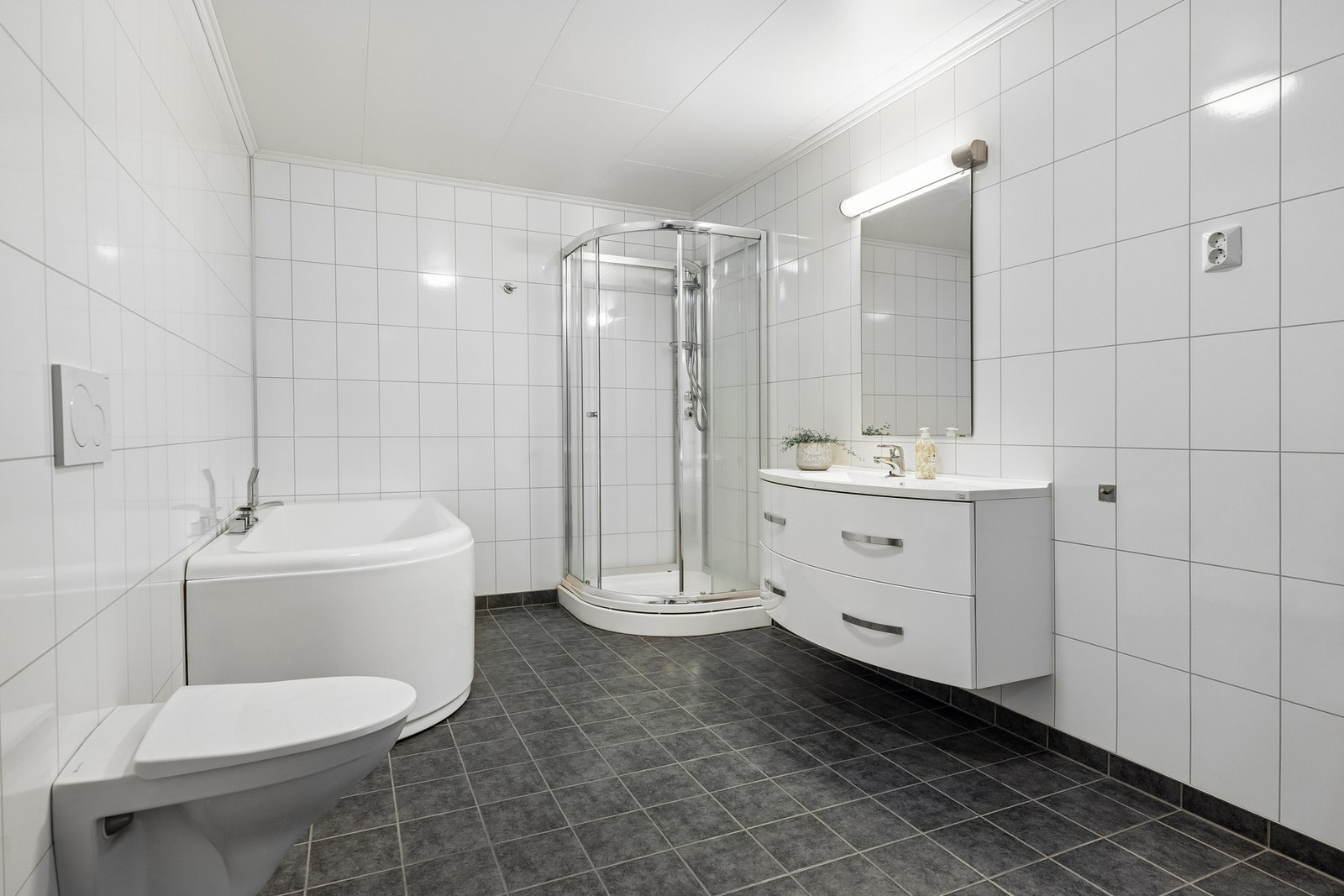 Stort bad med både dusj og badekar bidreg til ein familievenleg kvardag Galleribilde