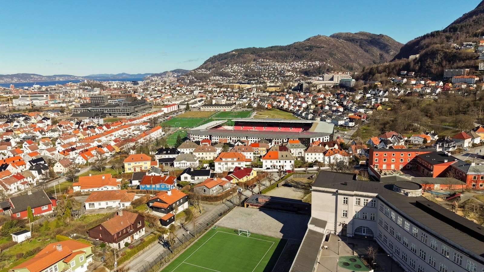 Populær beliggenhet med kort vei til både byliv og friområder. Galleribilde