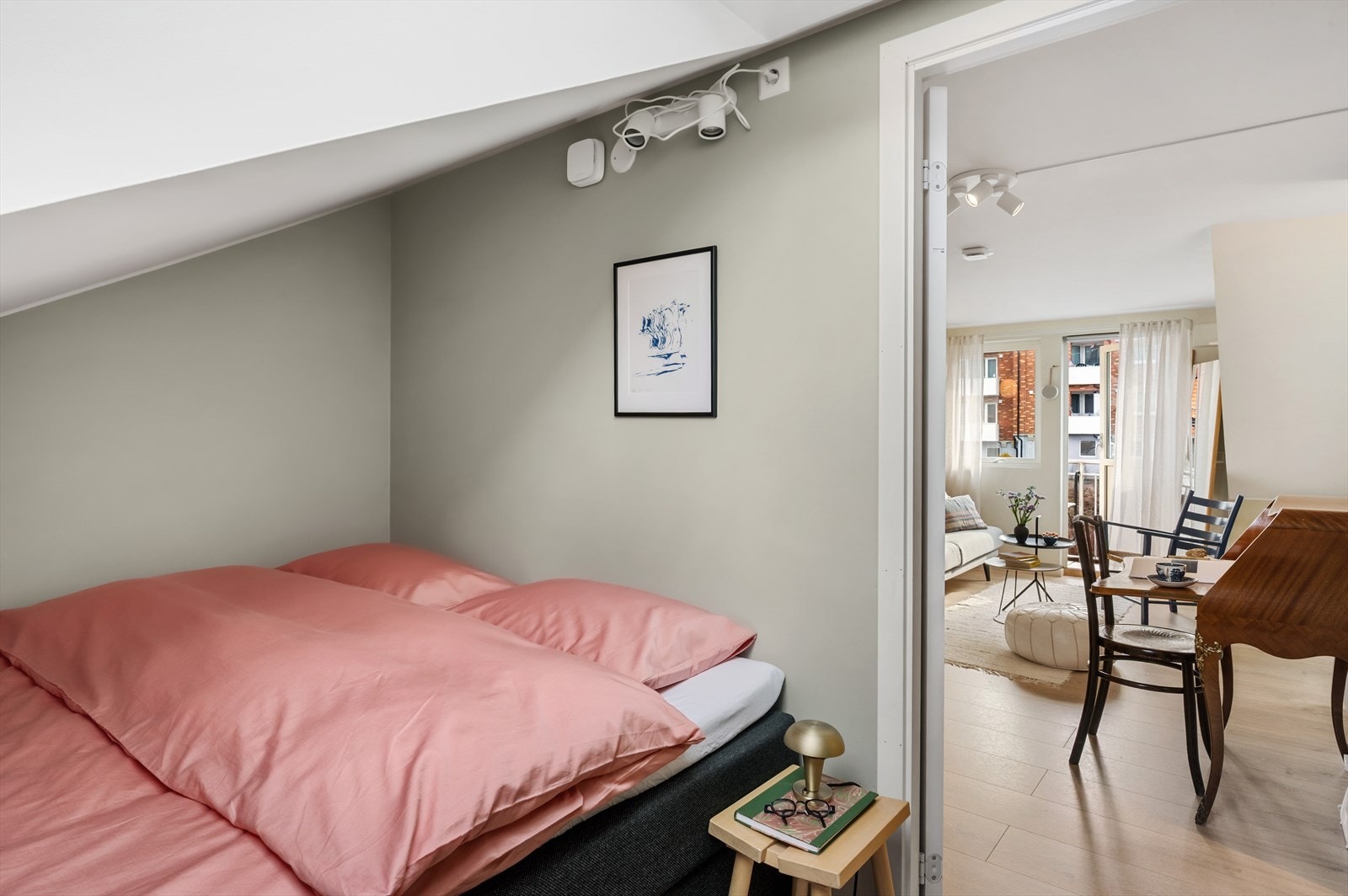 Sovealkoven har plass til dobbeltseng og er et lyst og behagelig rom å trekke seg tilbake i. Galleribilde