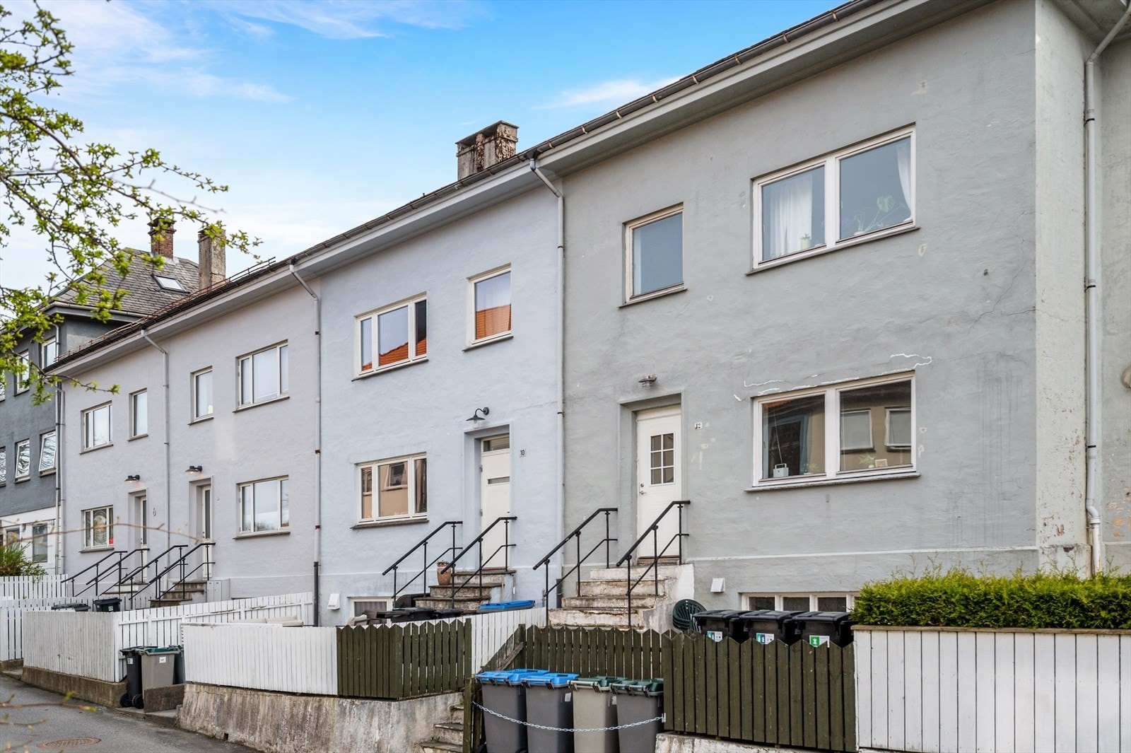 Klassisk og karakterfull bebyggelse i et rolig og etablert nabolag. Galleribilde