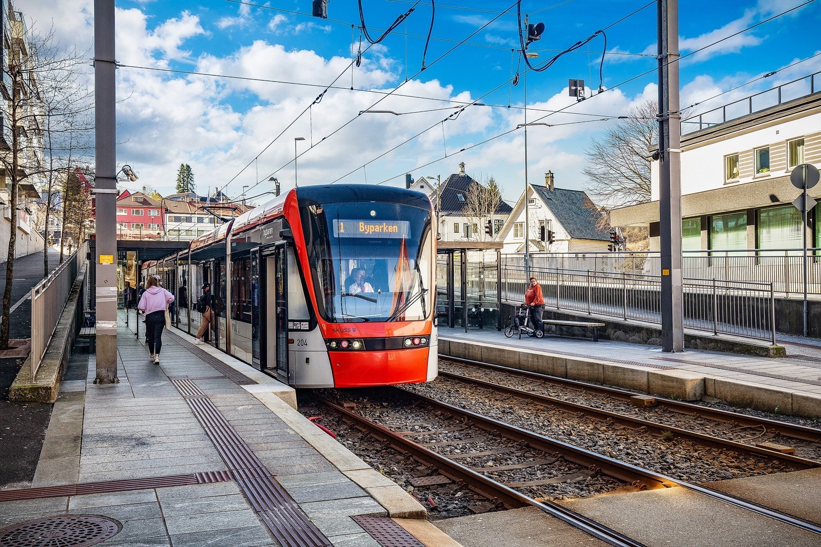 Bybanestoppet på Wergeland tar deg enkelt i retning sentrum eller mot Flesland. Galleribilde