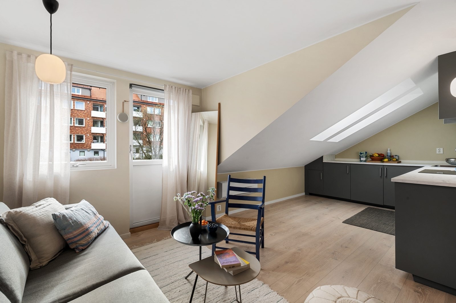 Stuen er lys, lun og enkel å møblere. Galleribilde
