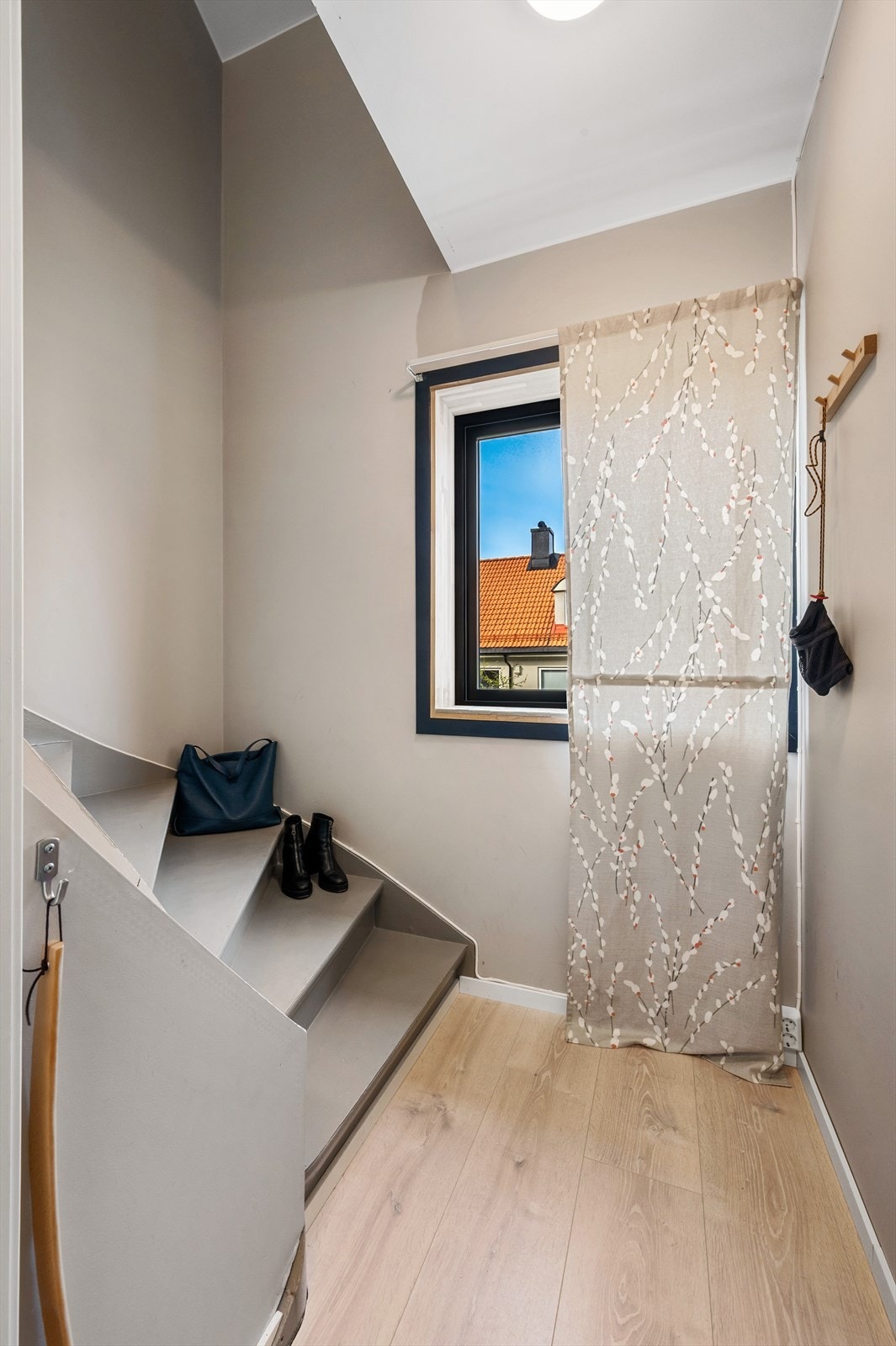 Inngangspartiet starter i etasjen under. Her er det god plass til oppheng av sko og yttertøy. Bli med trappene opp til leiligheten. Galleribilde