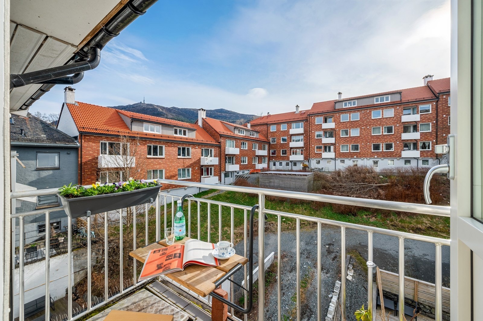 Fra stuen kommer du ut til en god balkong med utsikt mot Ulriken. Galleribilde
