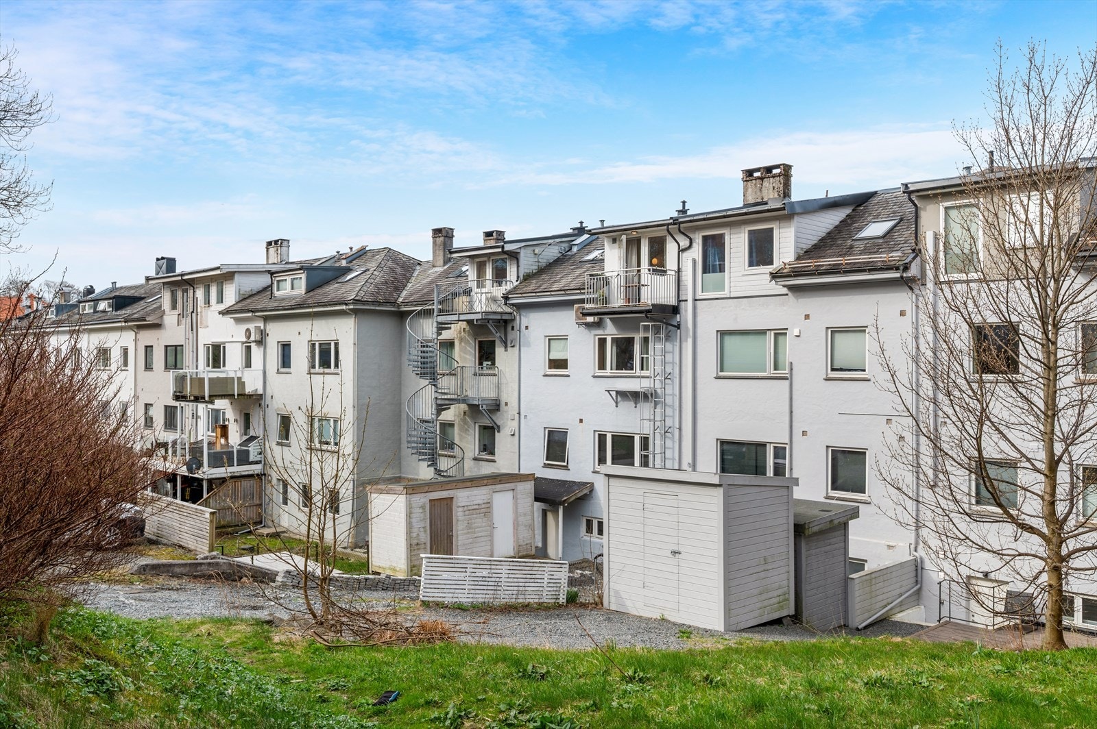 Boligen er en del av et sjarmerende småhusmiljø. Galleribilde