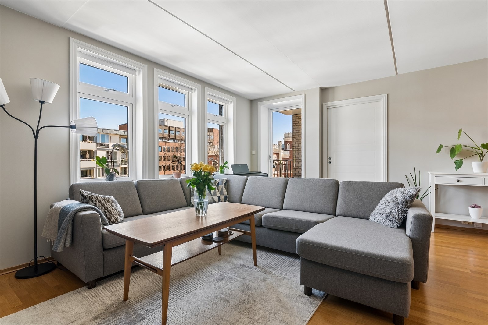 Stue med store vindusflater Galleribilde
