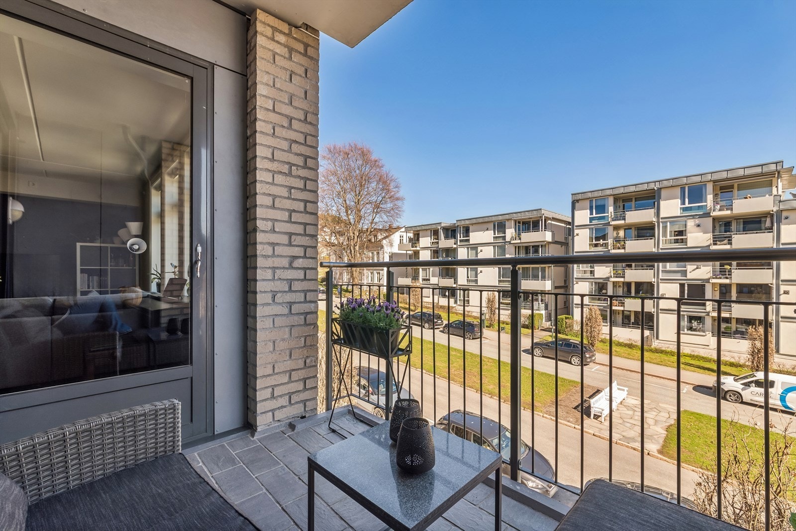 God plass til sittegruppe på balkong Galleribilde
