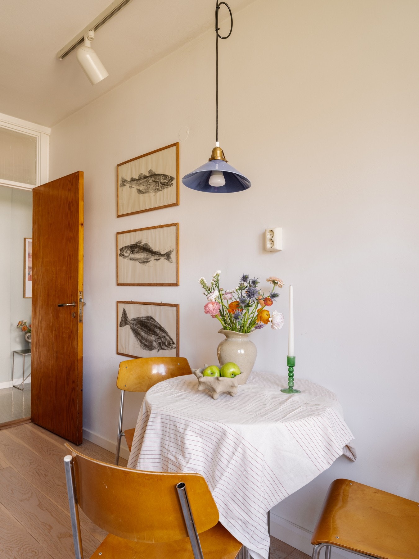 Det er plass til et spisebord i rommet. Galleribilde