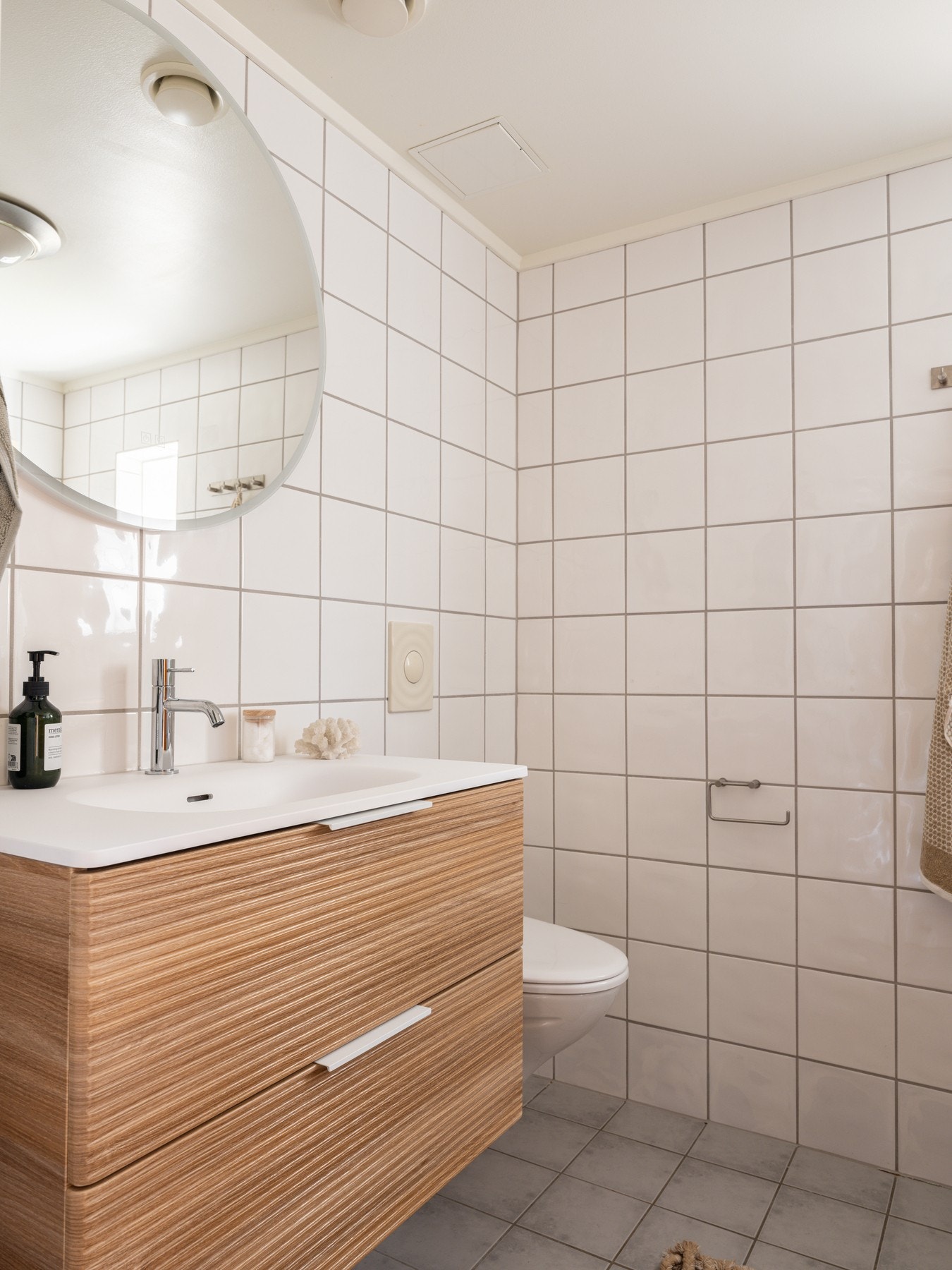 Badet ble pusset opp i regi av borettslaget i 2006, og oppgradert med ny baderomsinnredning og speil i 2026. Galleribilde