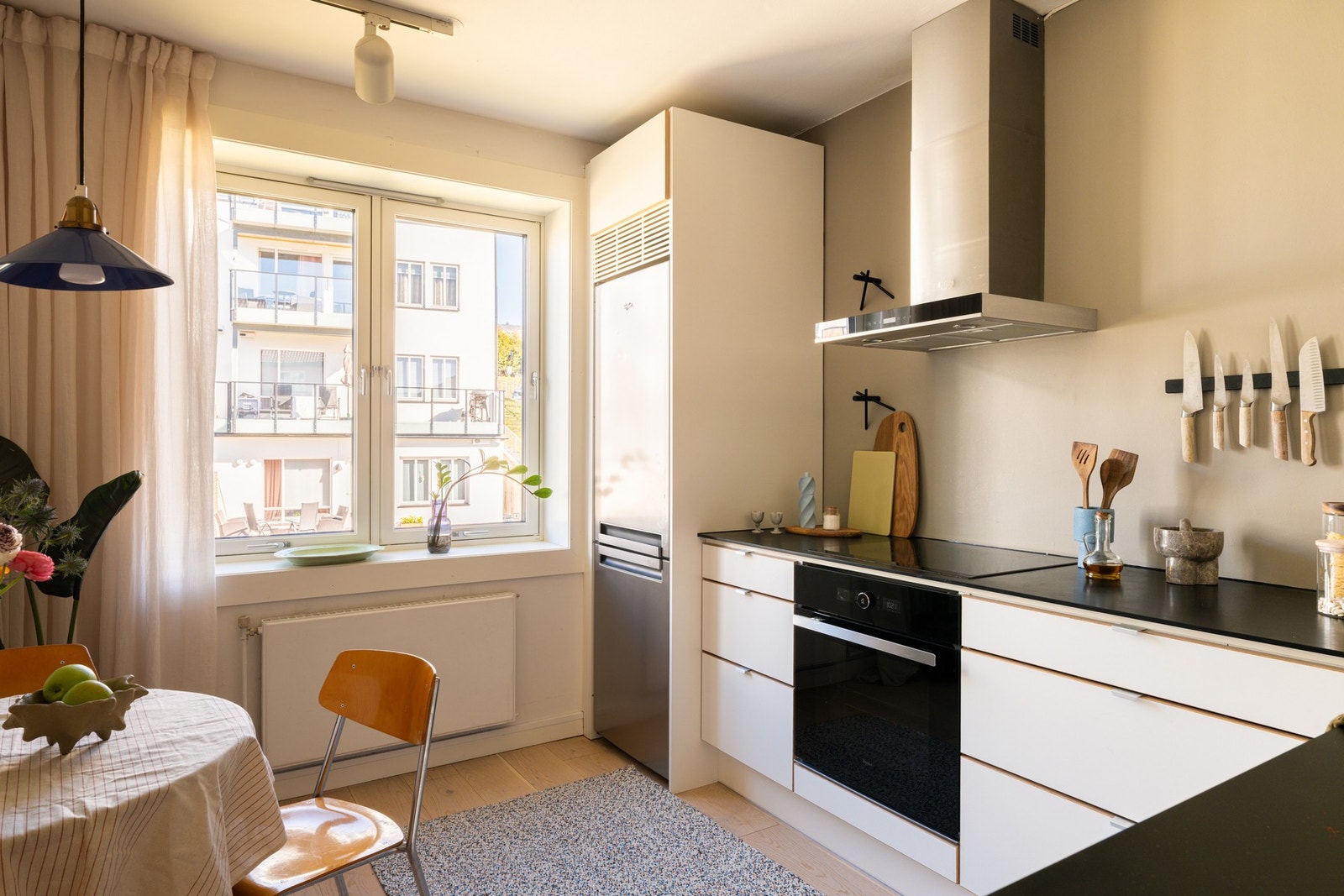 Leiligheten har et pent kjøkken fra 2016 i eget rom, med gode arbeidsforhold. Galleribilde