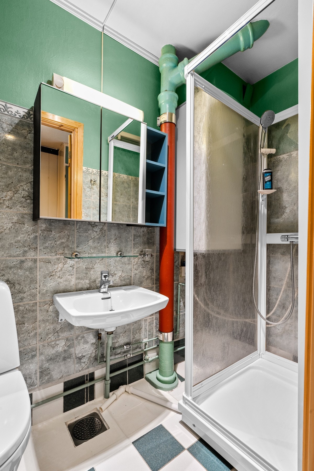 Innredningen består av fritthengt servant med 1 - greps blandebatteri og overskap med to speildører. Badet har dusjkabinett med 2 - greps blandebatteri. Galleribilde