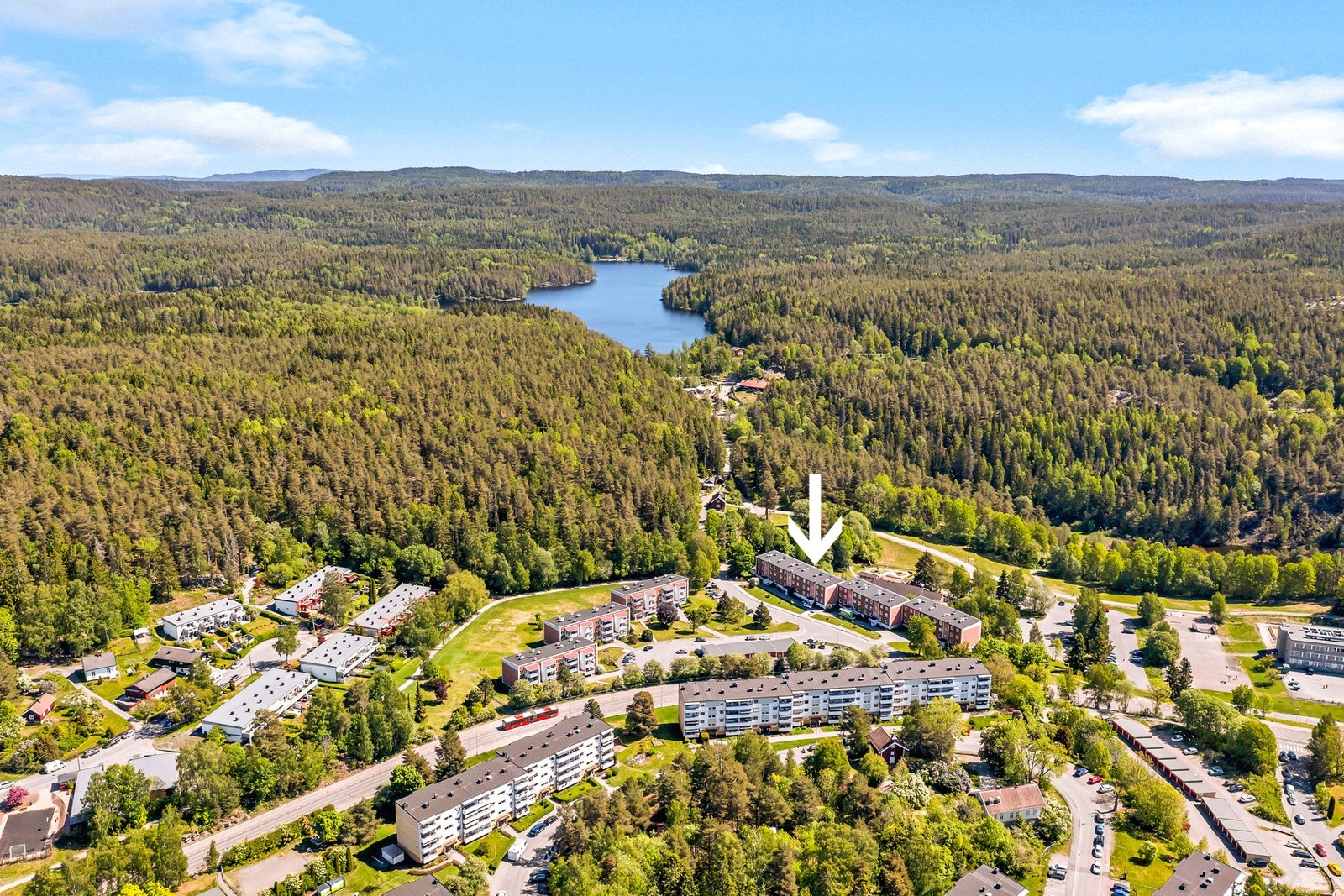 Leiligheten ligger fantastisk til med Østmarka, Rustadsaga og Nøklevann som nærmeste naboer. Det er ellers kort gangavstand til T-bane og nærsenter. Galleribilde