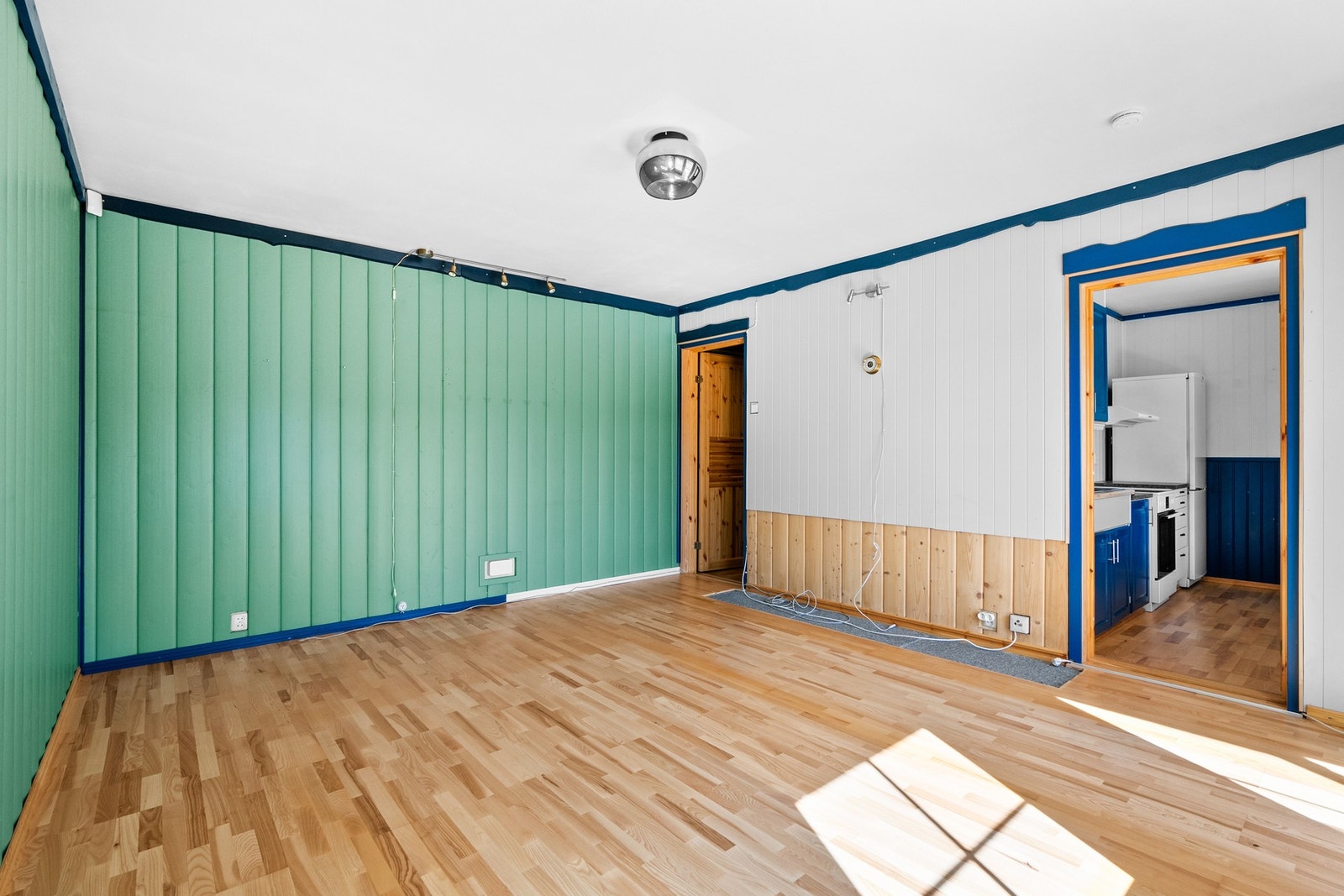 I stuen er det plass til å innrede med både spisebord, sofa og tilhørende møblement. Det er pipeløp og mulighet for etablering av ildsted. Galleribilde