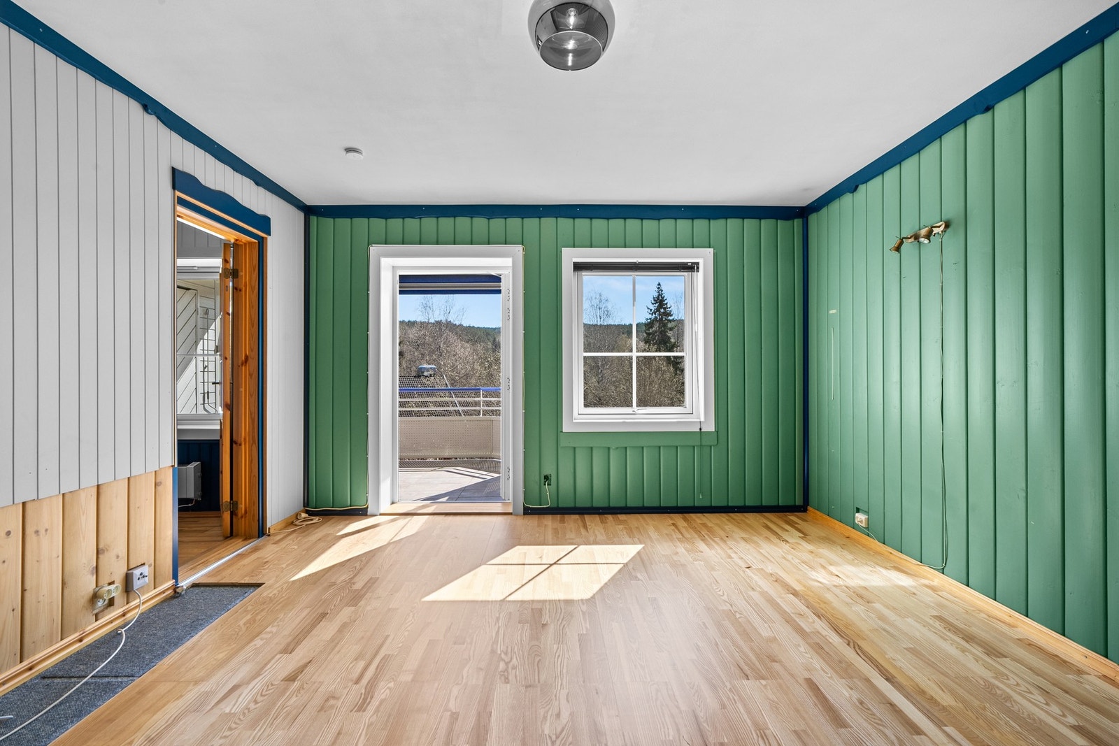 Stuen får godt med naturlig lysinnslipp fra stor vindusflate og balkongdør. Vinduer og balkongdør ble skiften i 2019 i regi av borettslaget. Galleribilde