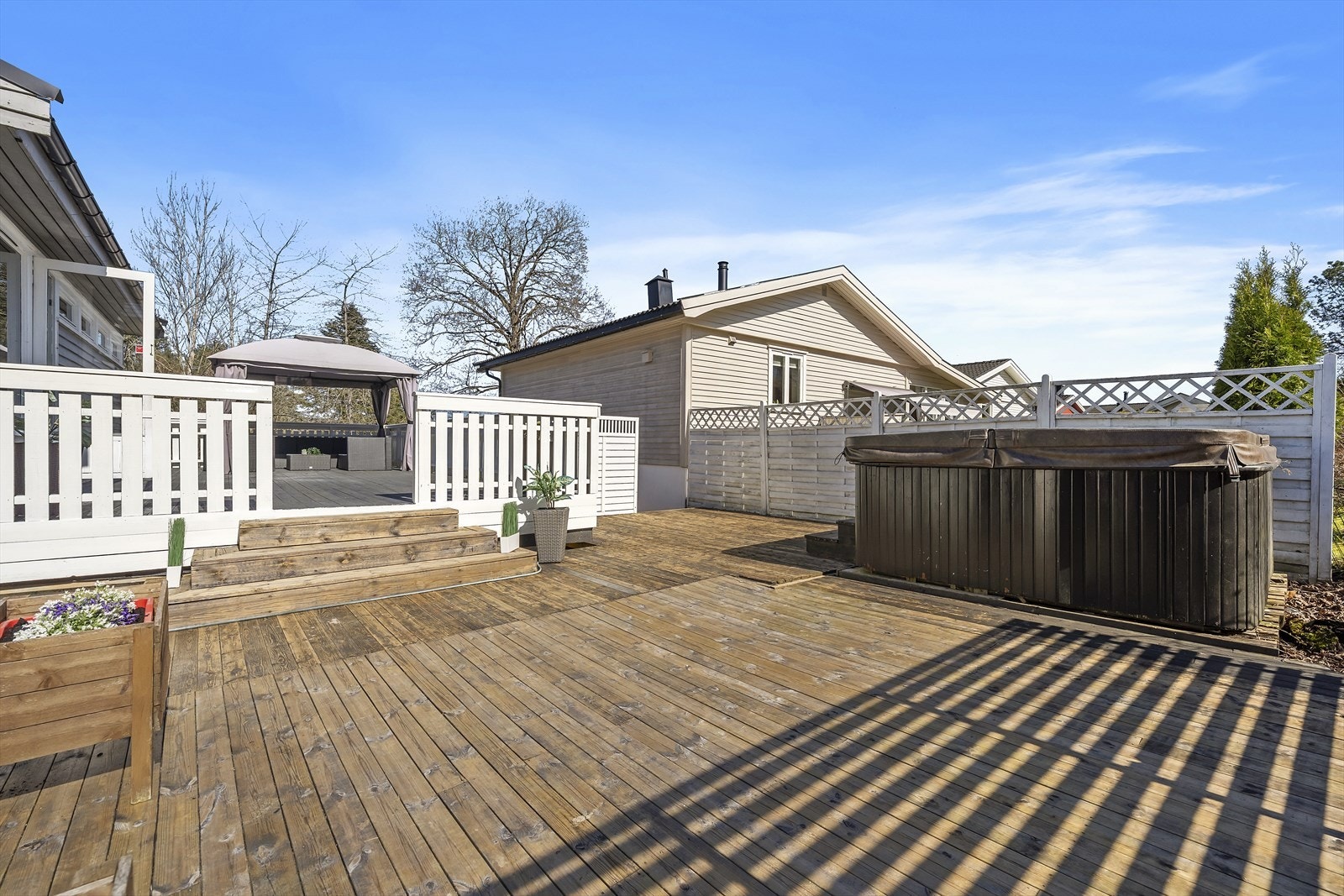 Store terrasseområder med plass til flere sittegrupper Galleribilde
