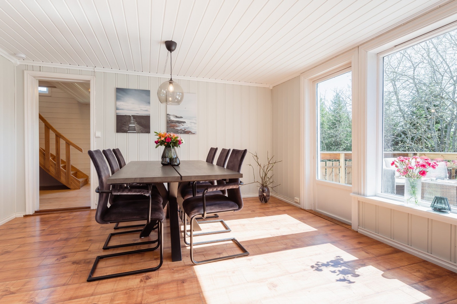 Spisestuen som ligger like utenfor kjøkkenet, og med utgang til sørvendt veranda. Galleribilde