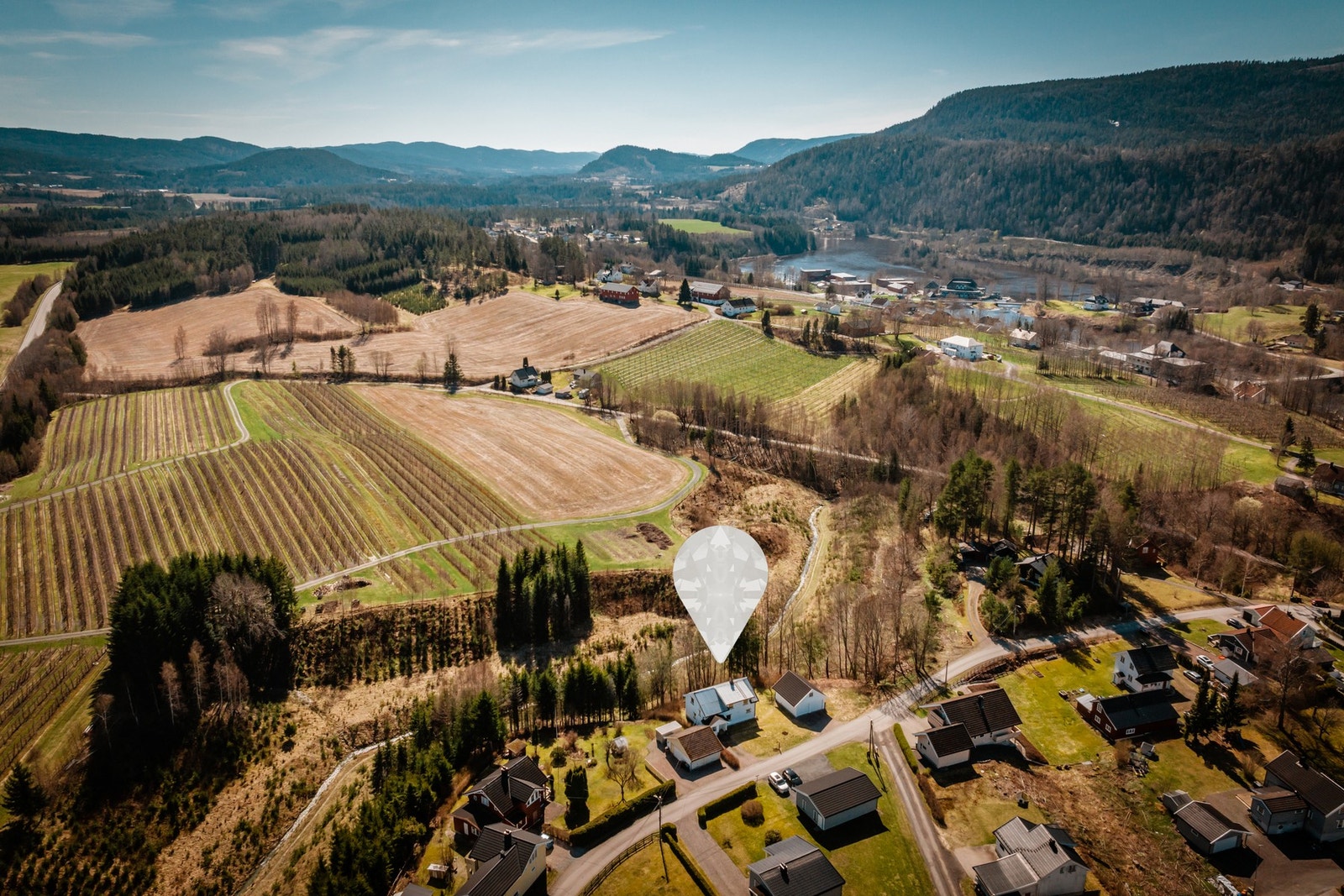 Dette er en landlig beliggende enebolig i et veletablert og barnevennlig boligområde. Galleribilde