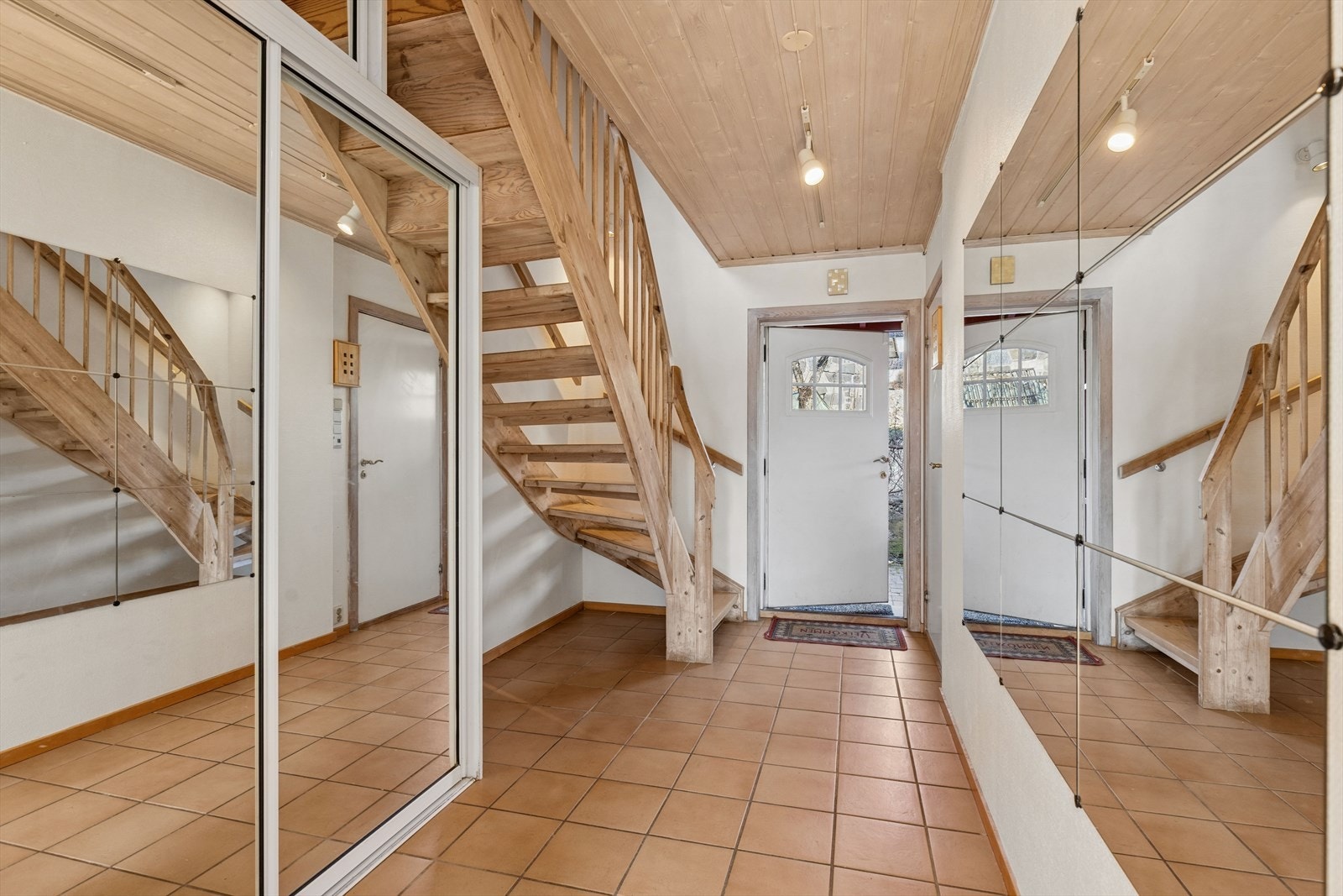 Entréen i første etasje har flislagt gulv med varmekabler og god oppbevaring i en skyvedørsgarderobe med speilfronter. Galleribilde