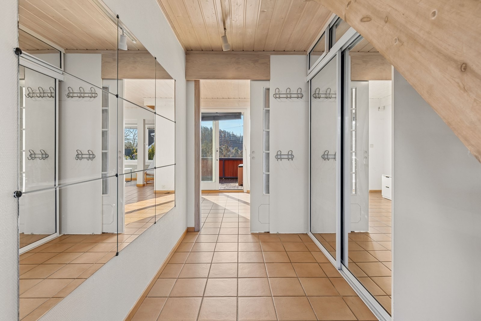 Fra gangen leder en dør med glassfelt inn til stuen, som gir en fin overgang mellom sonene. Galleribilde