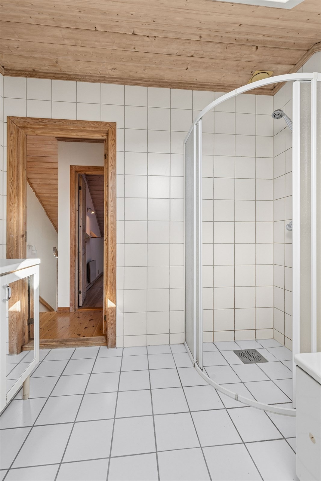 I tillegg til badekar har badet et separat dusjhjørne. Takvinduet sørger for naturlig lysinnslipp. Galleribilde