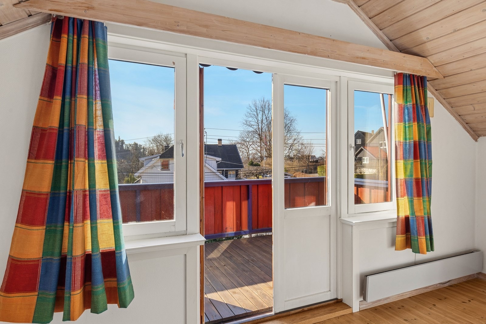 Utgangen til verandaen på ca. 10 m² gir en fin forlengelse av rommet. Galleribilde