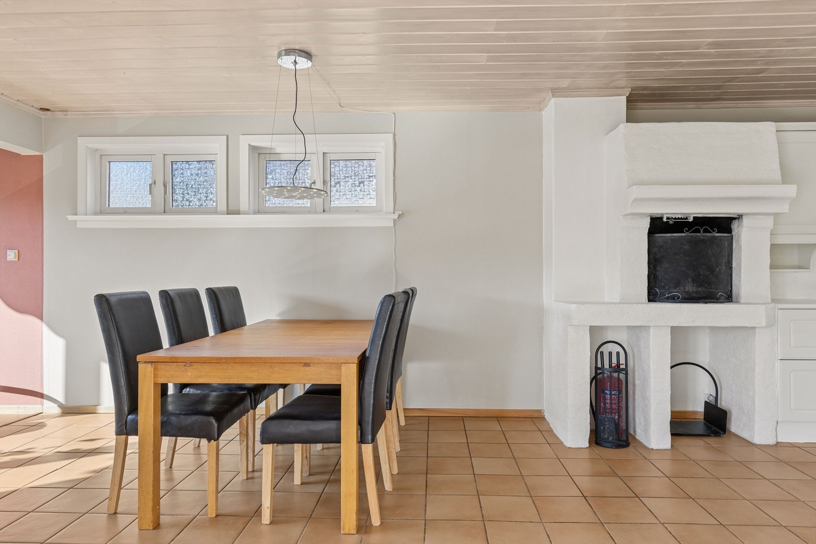 Gulvet i stue- og kjøkkenområdet har en kombinasjon av parkett og fliser, med gulvvarme for jevn komfort. Galleribilde