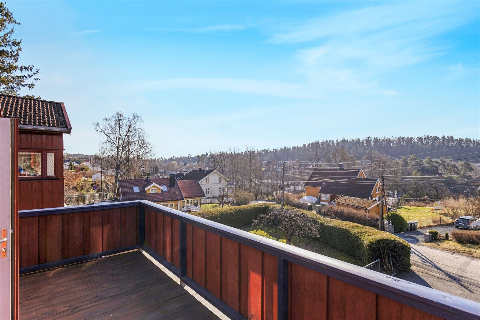 Fra takterrassen har man en åpen utsikt over det etablerte og rolige boligområdet. Galleribilde