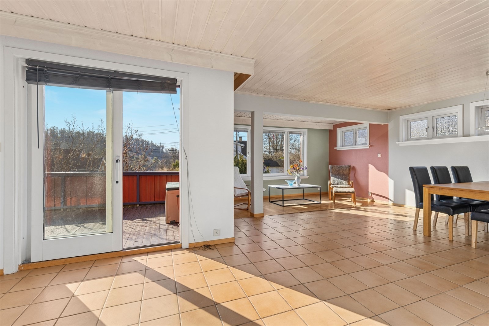 Fra stuen er det direkte utgang via skyvedør til en veranda på ca. 9 m². Galleribilde