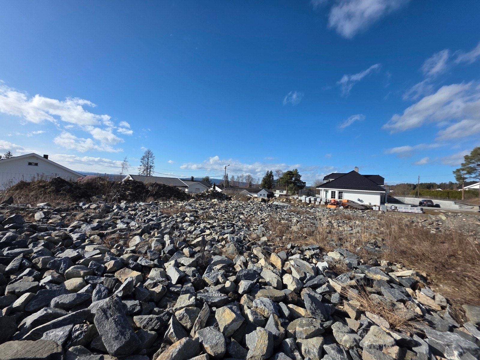 Også naboeiendommen er for salg. Galleribilde