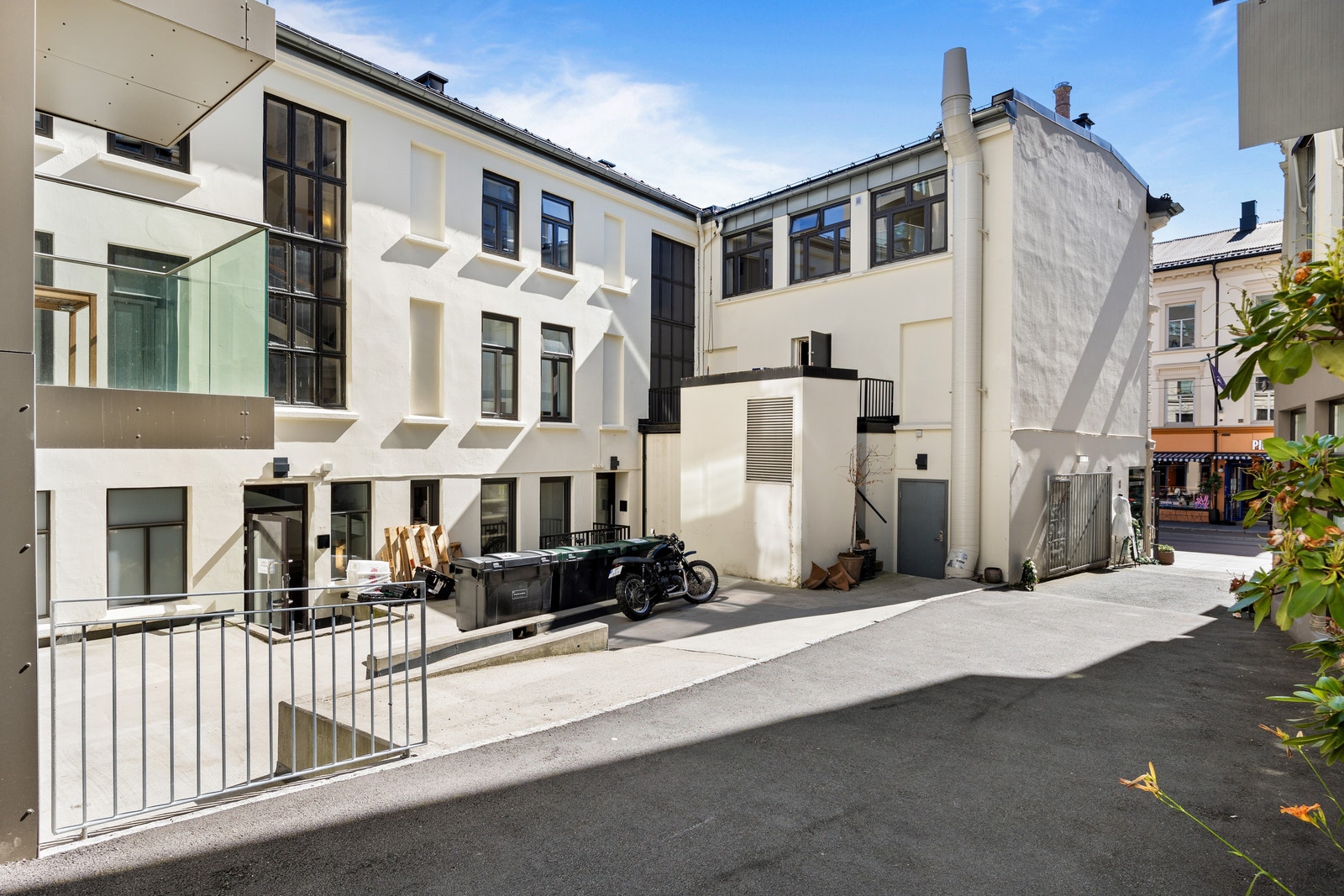 Inngang fra bakgård Galleribilde
